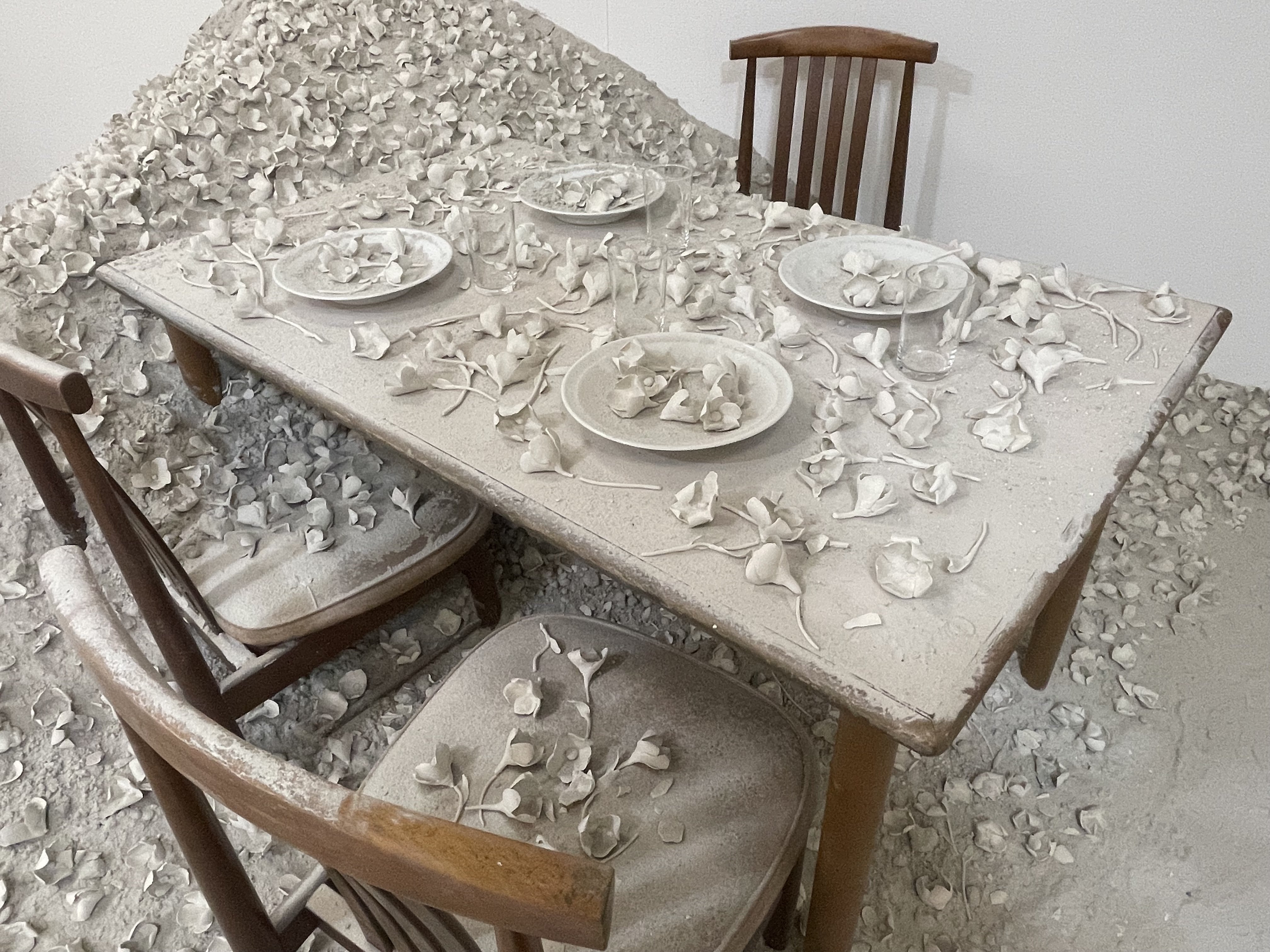 鳩に導かれて「灰と薔薇のあいまに」を歩く：「あいち2025」 体験記