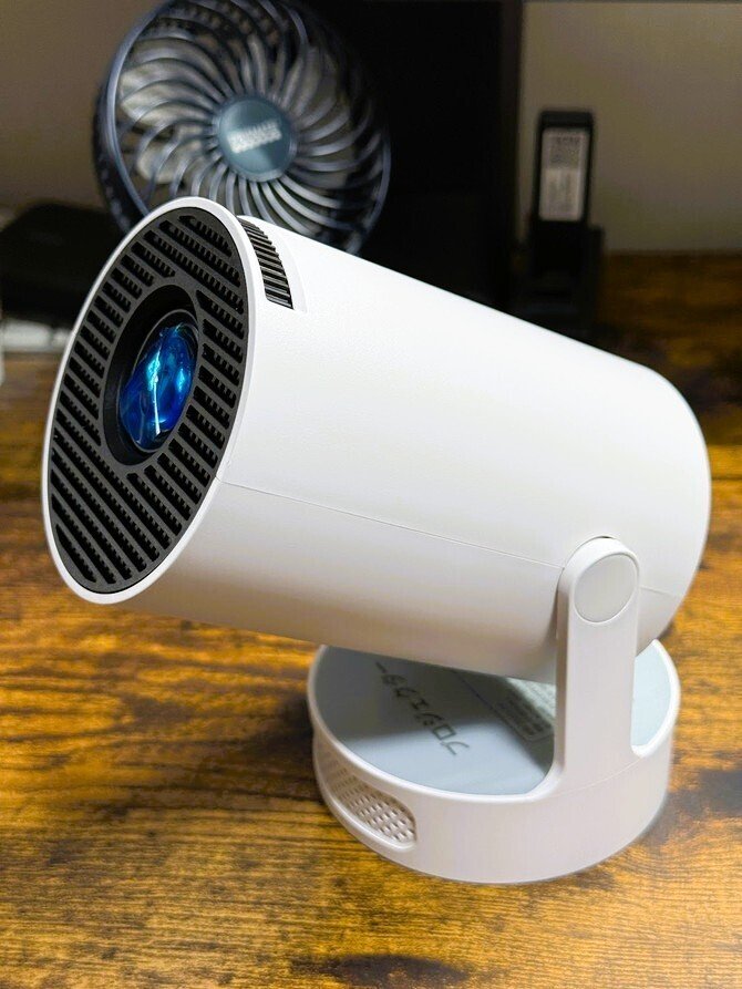 270°回転＆Android TV14.0搭載の「超小型プロジェクター」を購入して