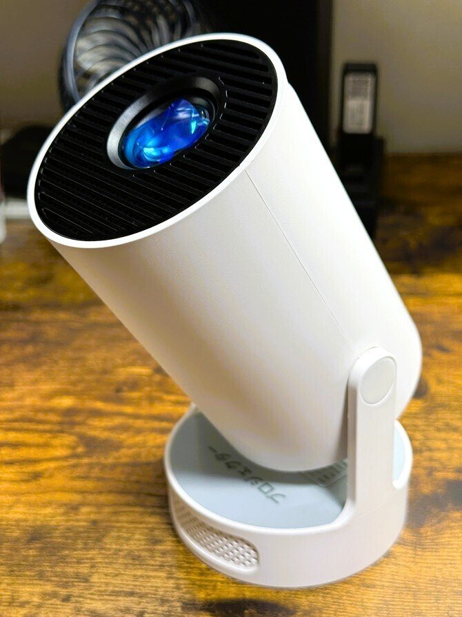 270°回転＆Android TV14.0搭載の「超小型プロジェクター」を購入して