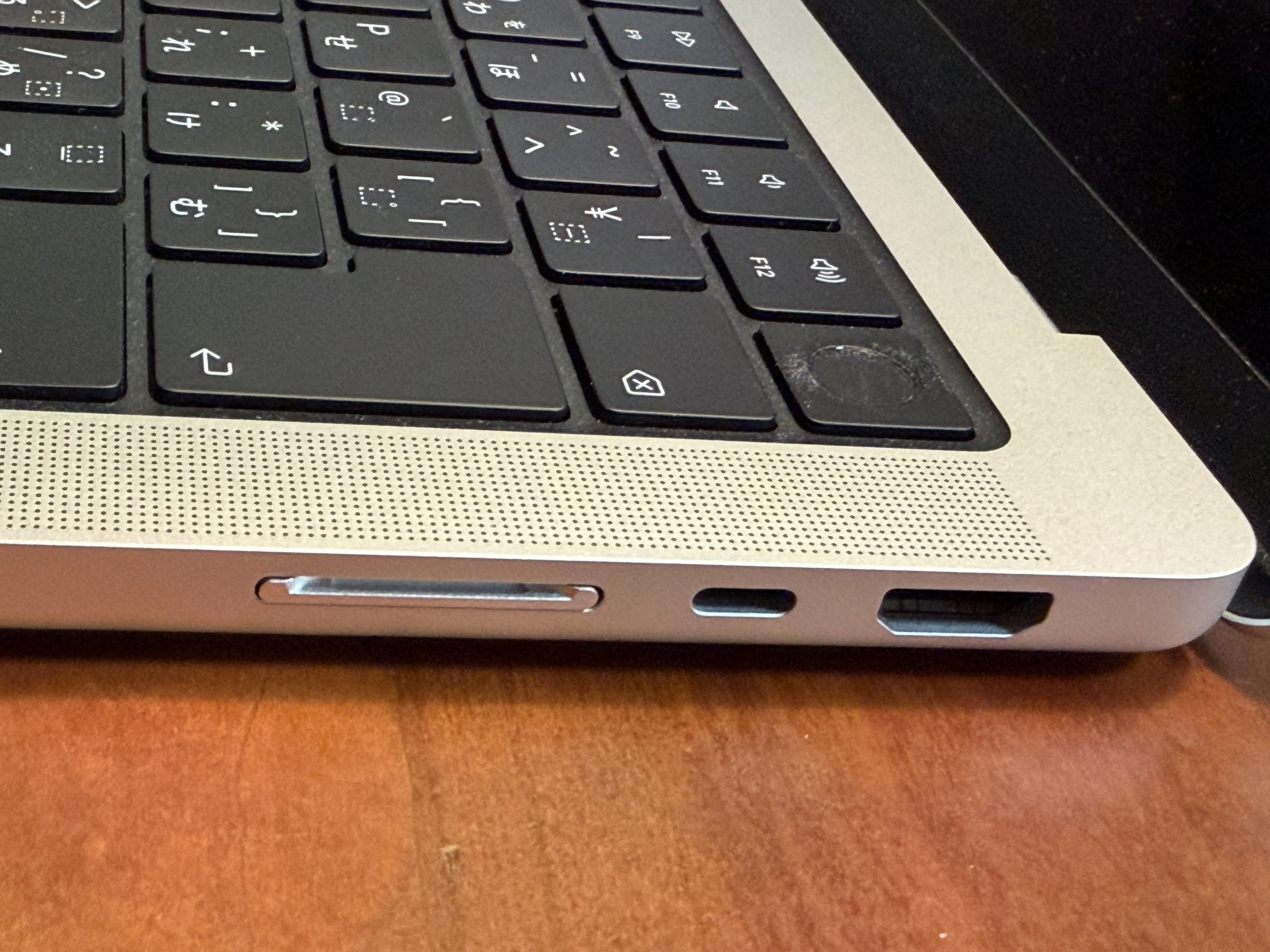 私がMacBook AirではなくMacBook Proを買った理由｜サリチル酸