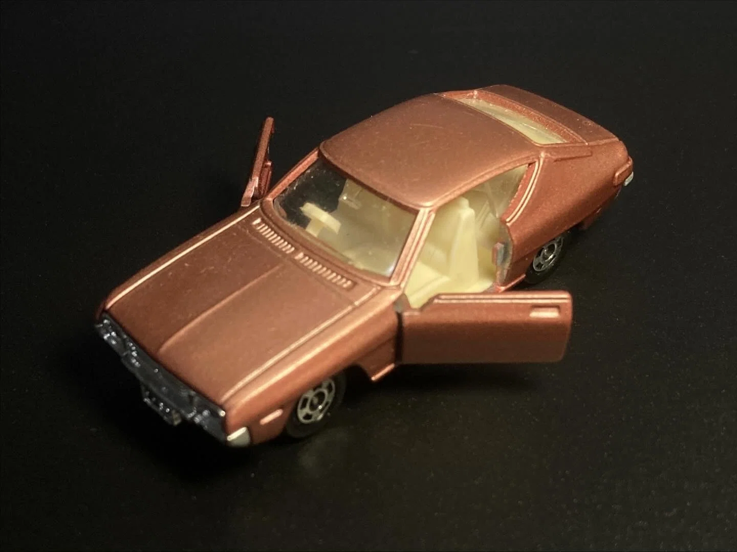 1977年にトミカとして登場した「ニッサン シルビア LS タイプX」が教え