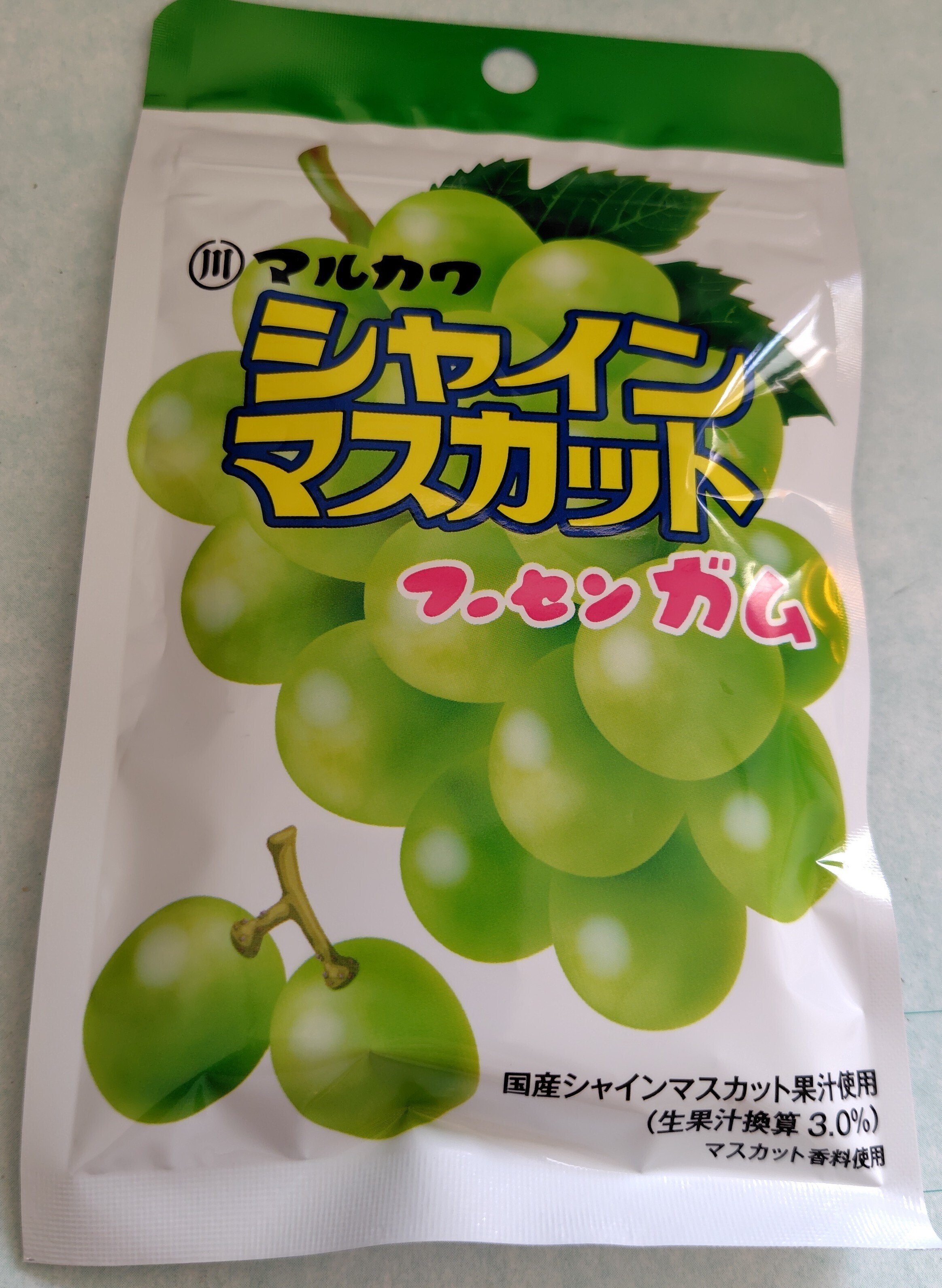 マルカワフーセンガムシャインマスカット味の袋版が4粒入りの通常版