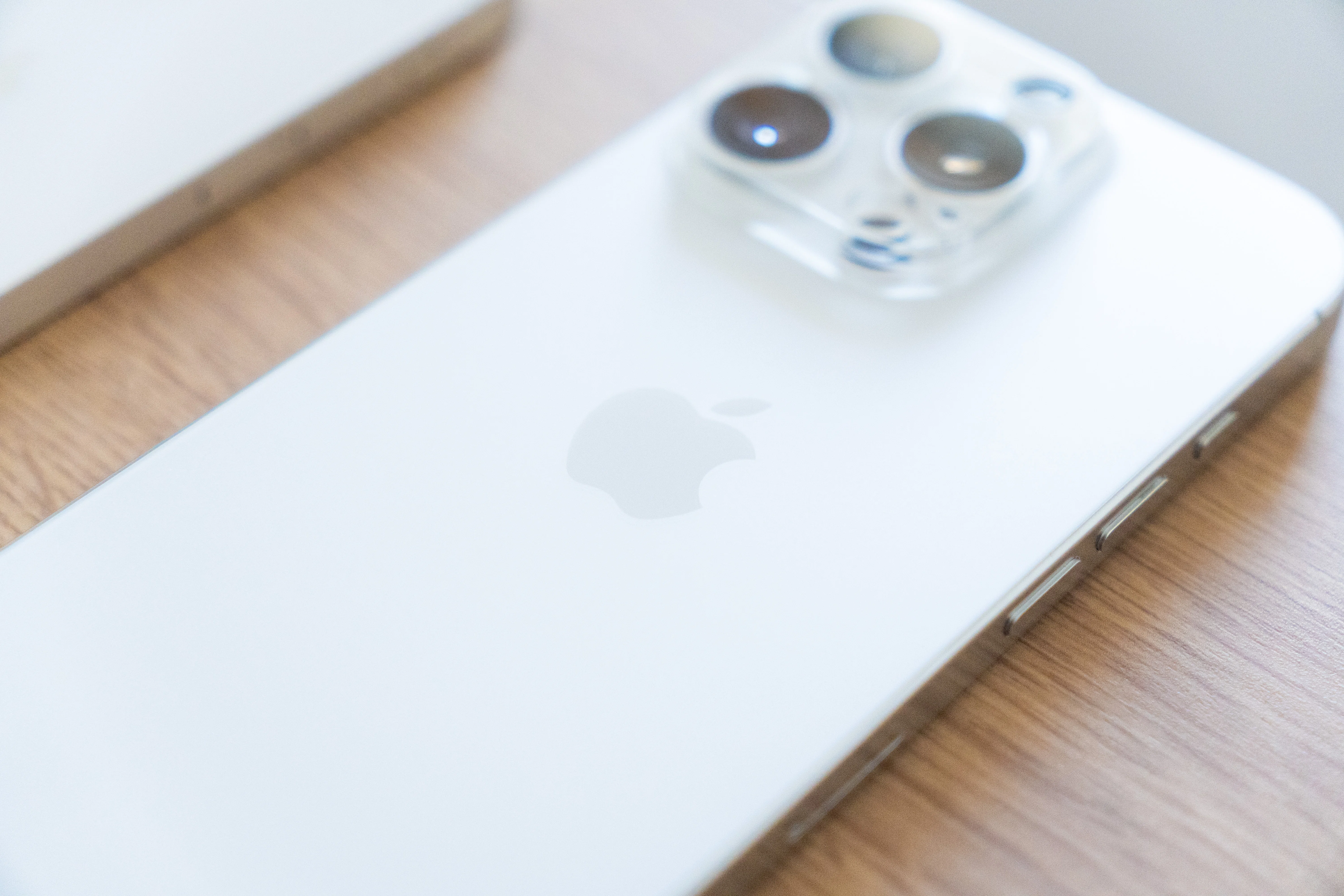 iPhone 17Pro」ではなく、「iPhone 16 Pro」を選んだ理由 | デザインと 