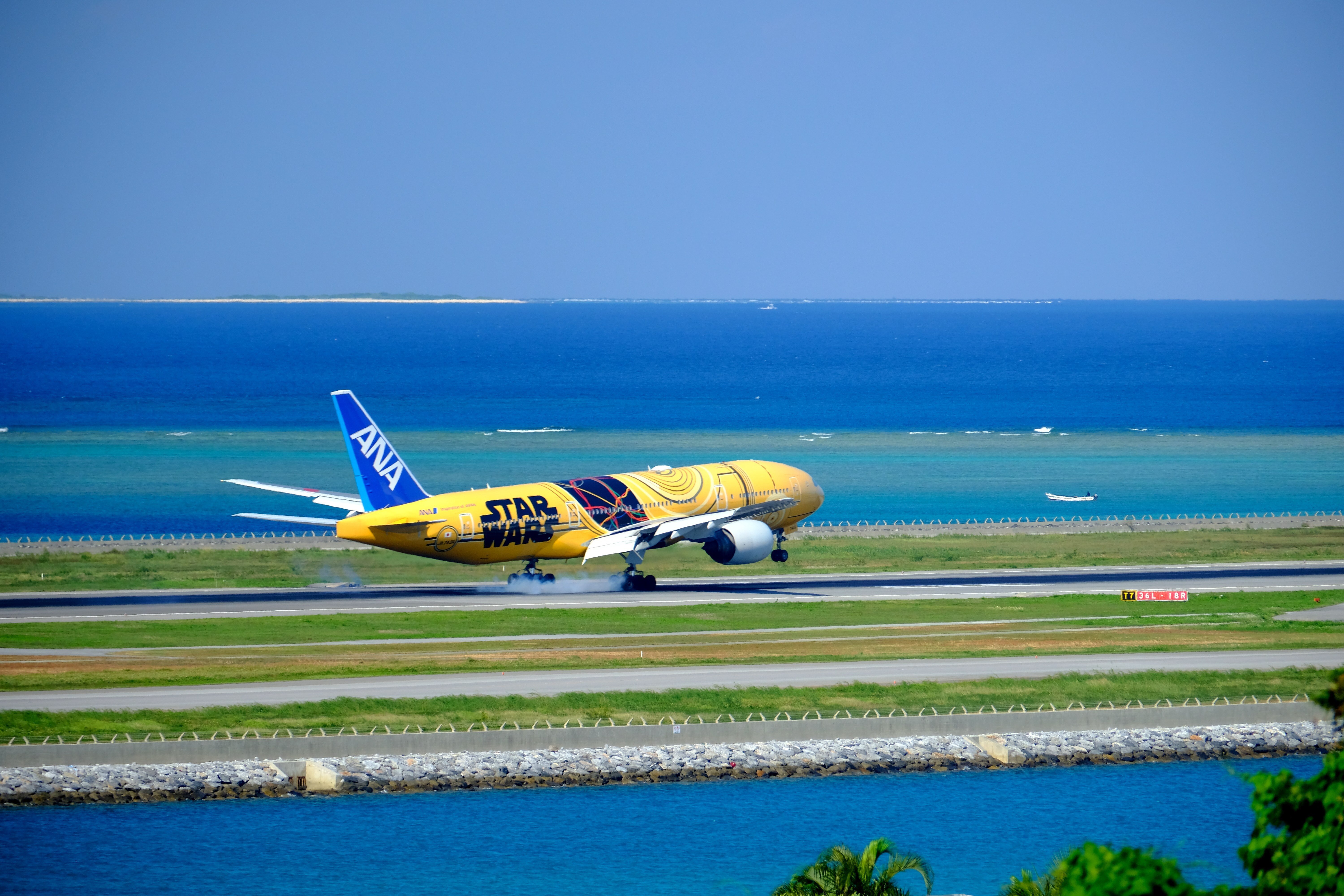 Let'sGetLost 大判 フレーム付 送料込み（沖縄県及び離島を除く） 着陸機が撮りやすくなった瀬長島の高台｜Heira.K