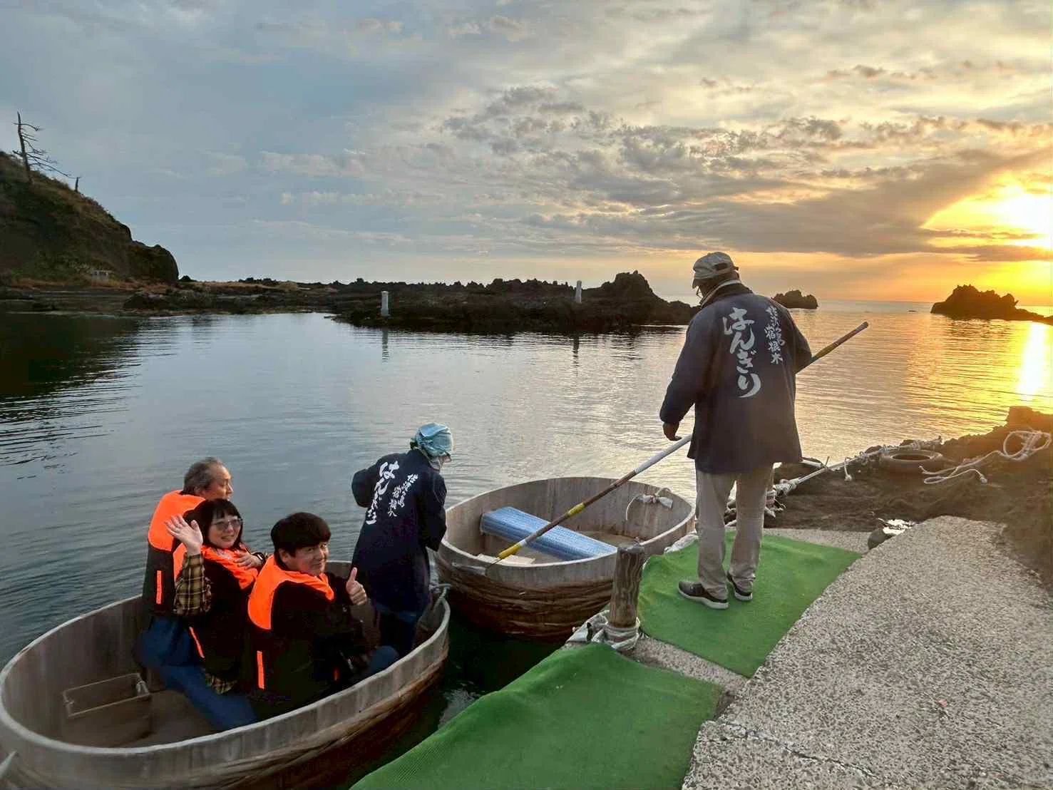 佐渡島のお土産物／たらい舟に乗った少女。【顔が割れています】 佐渡島で「たらい舟」に乗ってみた！グルメもお酒も堪能【新潟
