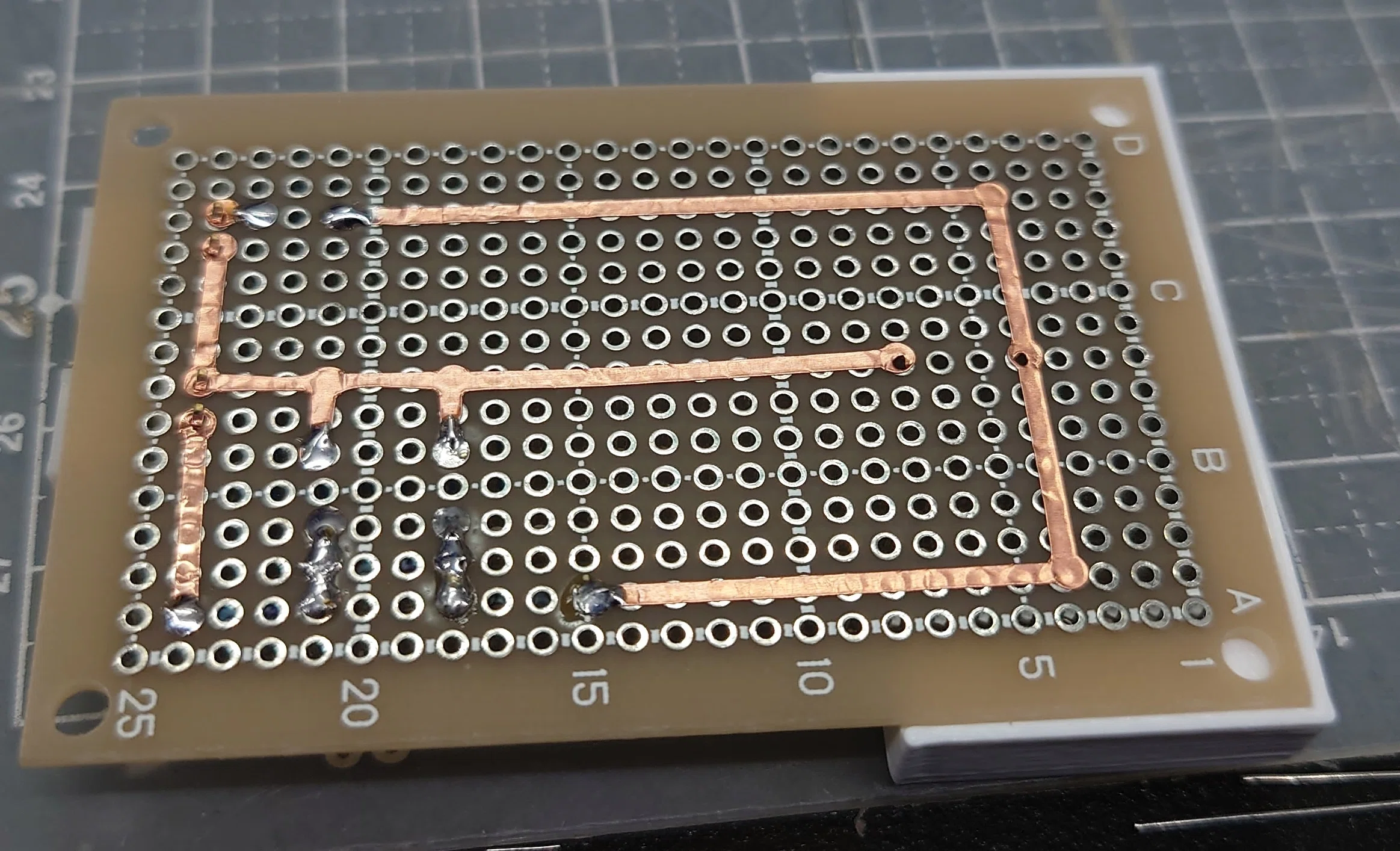 研究ノート：ユニバーサル基板のサポート台を作る。｜今野智之