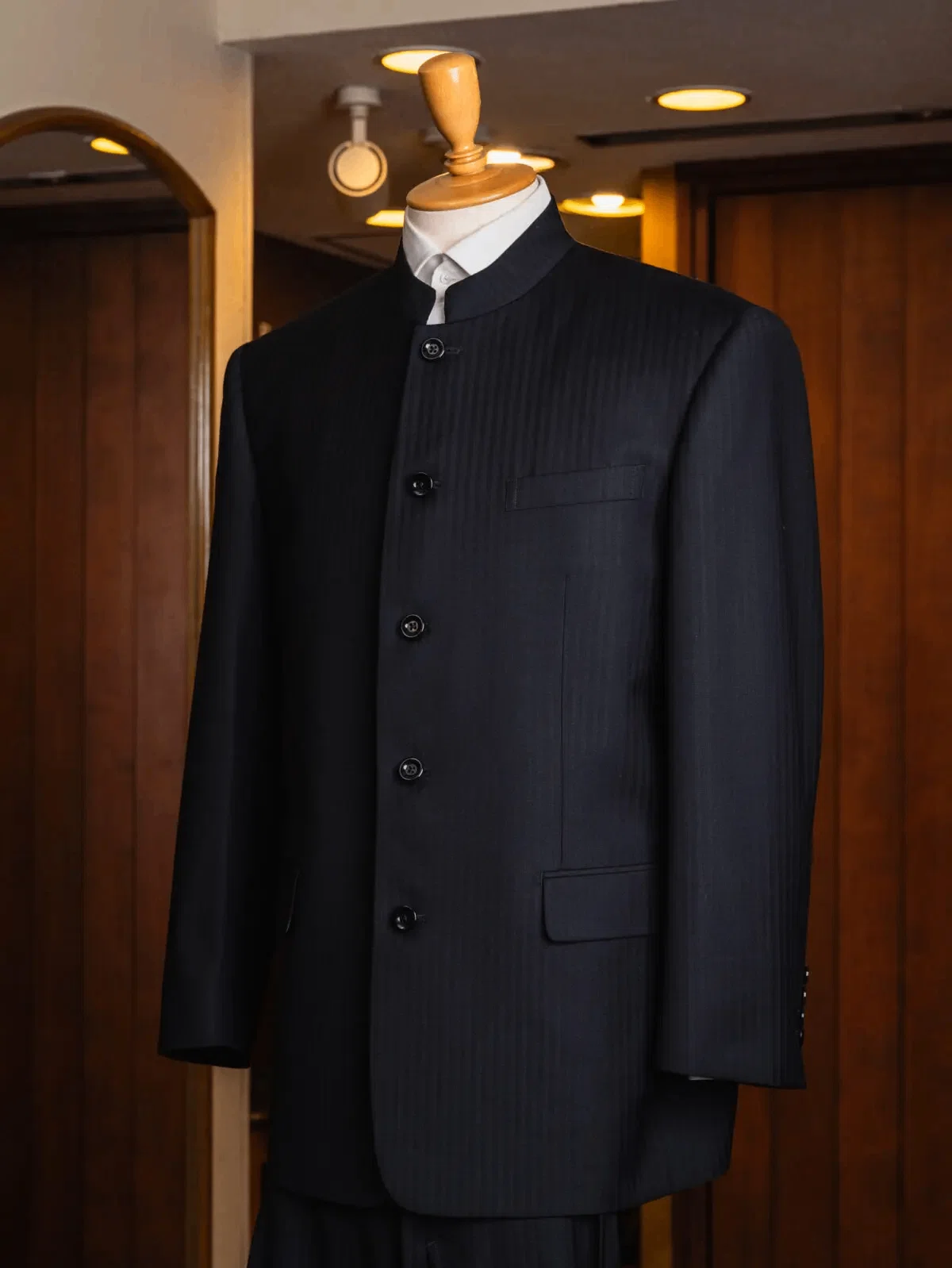 Simple, yet extraordinary. The appeal of the Mao collar suit