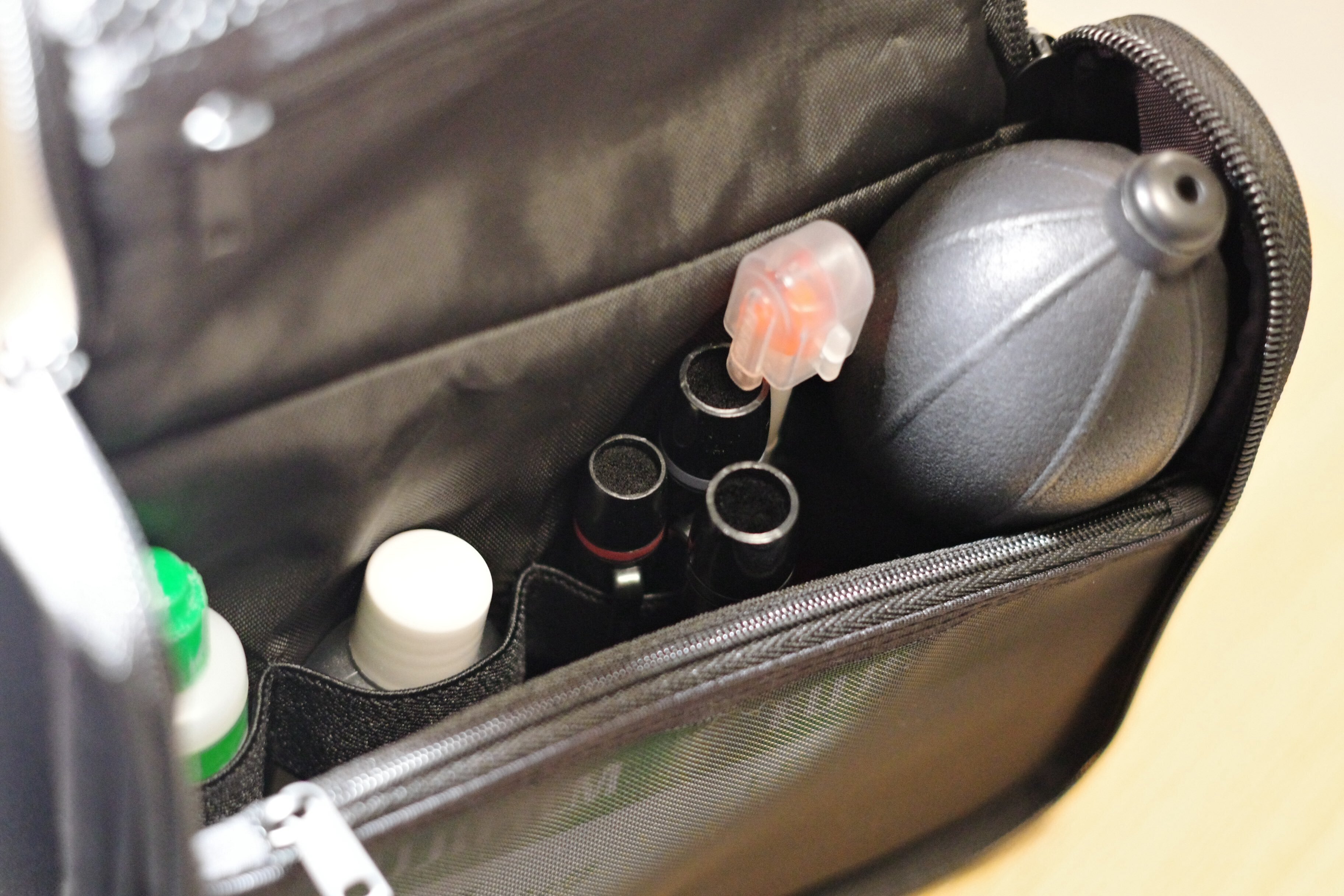 カメラメンテ用品の収納に丁度いいポーチを見つけた｜がま