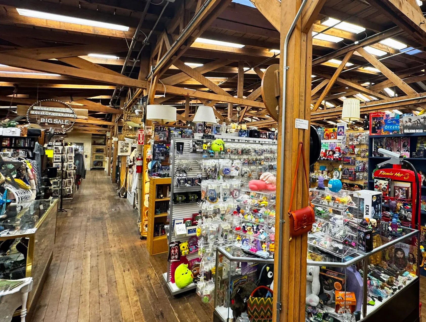 モントレーでアンティークハンティング〈Cannery Row Antiques Mall 