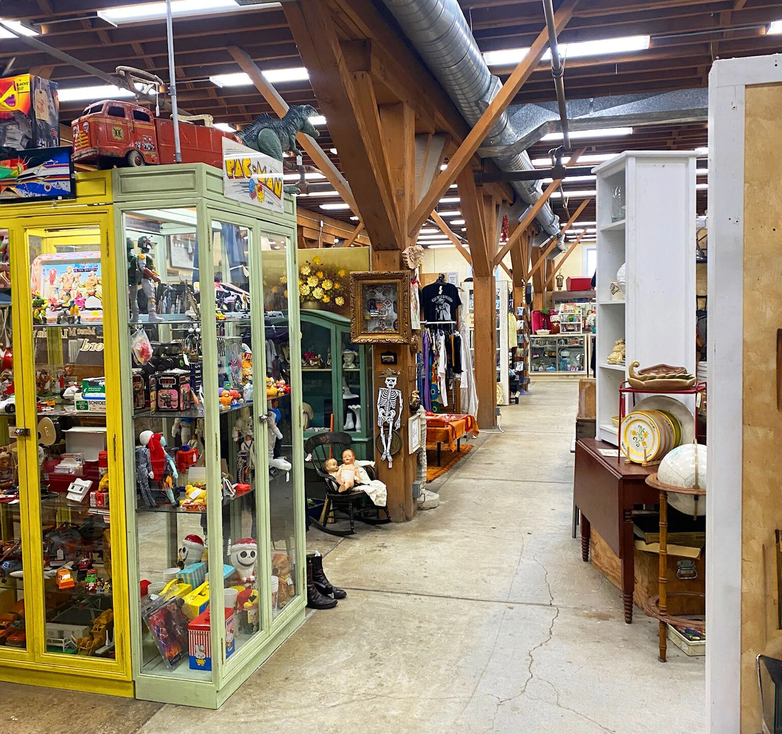 モントレーでアンティークハンティング〈Cannery Row Antiques Mall 