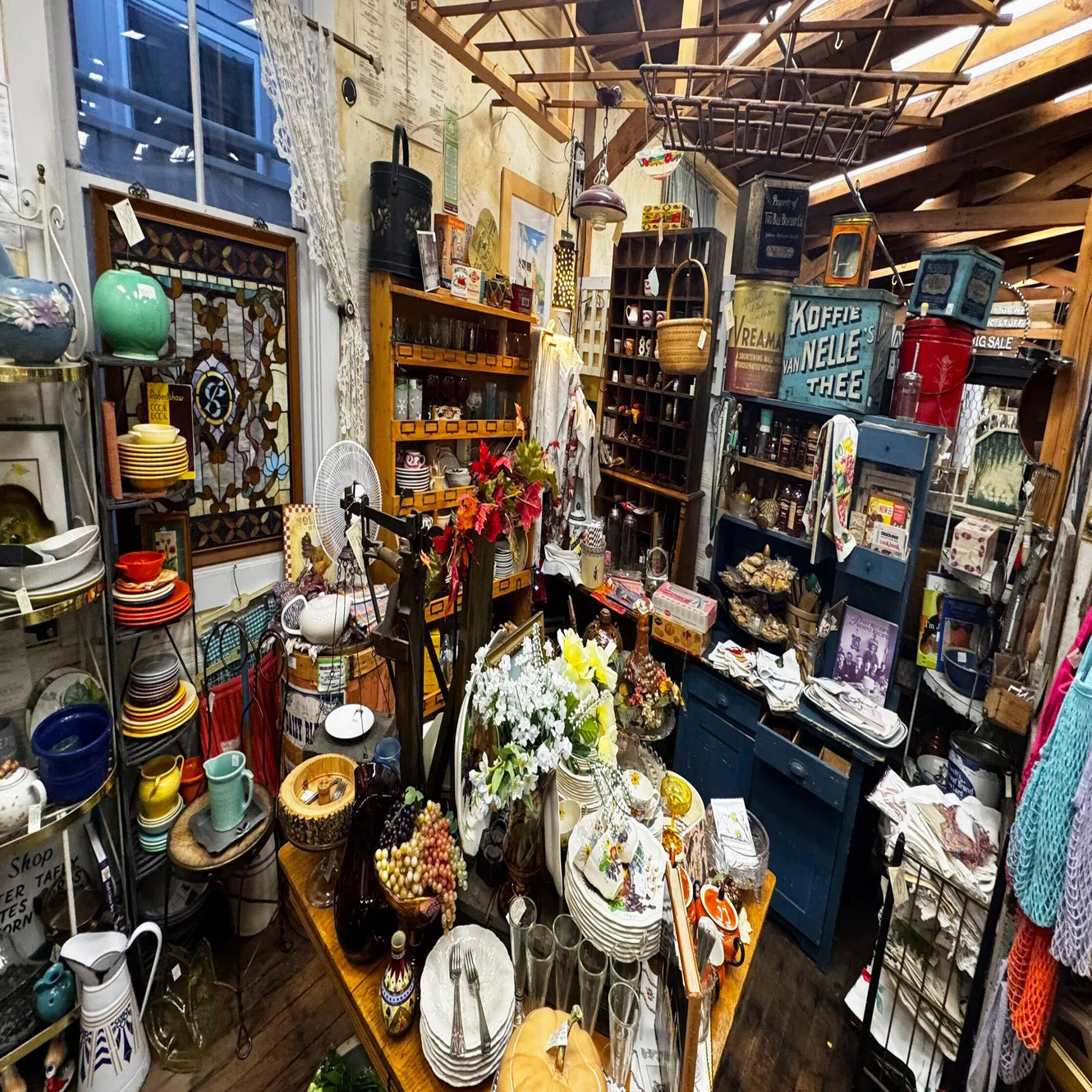 モントレーでアンティークハンティング〈Cannery Row Antiques Mall 