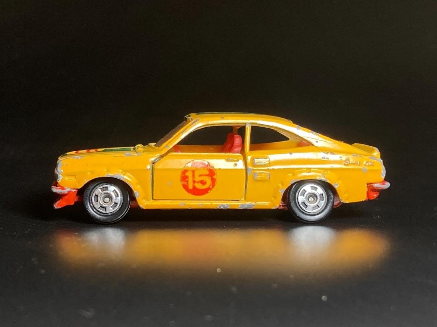 昭和トミカの記憶】日産サニークーペ1200GXレーシング──黄色いボディ