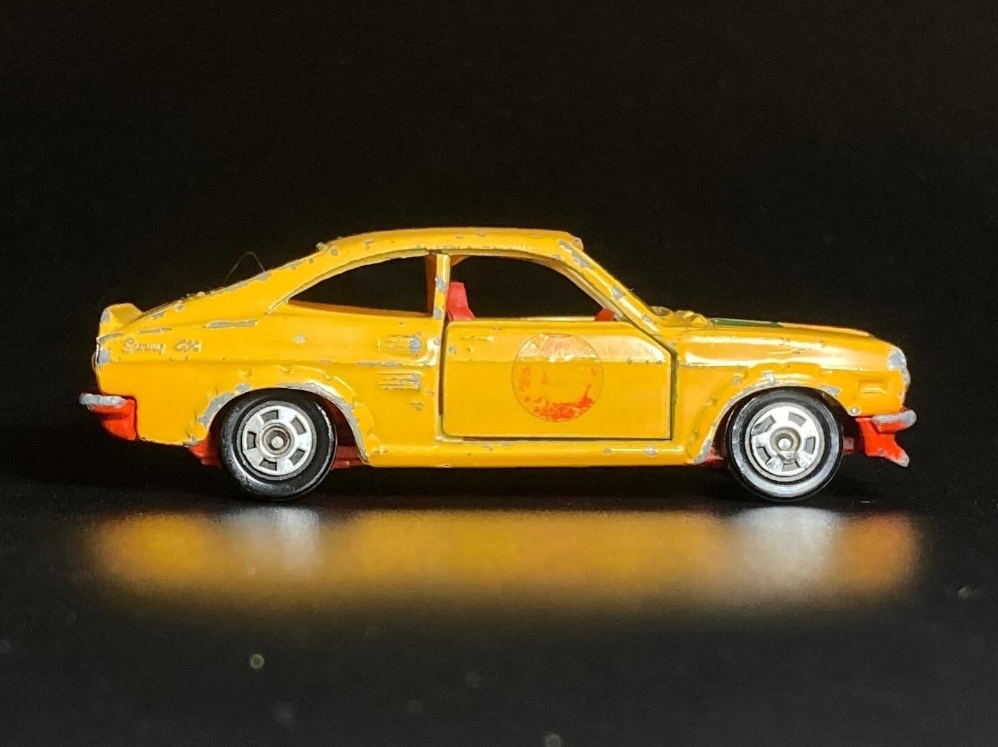 昭和トミカの記憶】日産サニークーペ1200GXレーシング──黄色いボディ