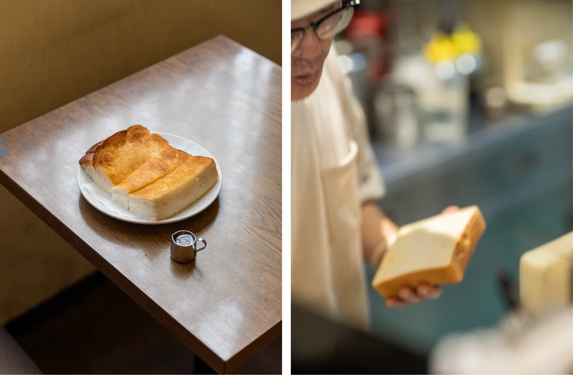 喫茶タマイチのトーストとトーストを持つマスター