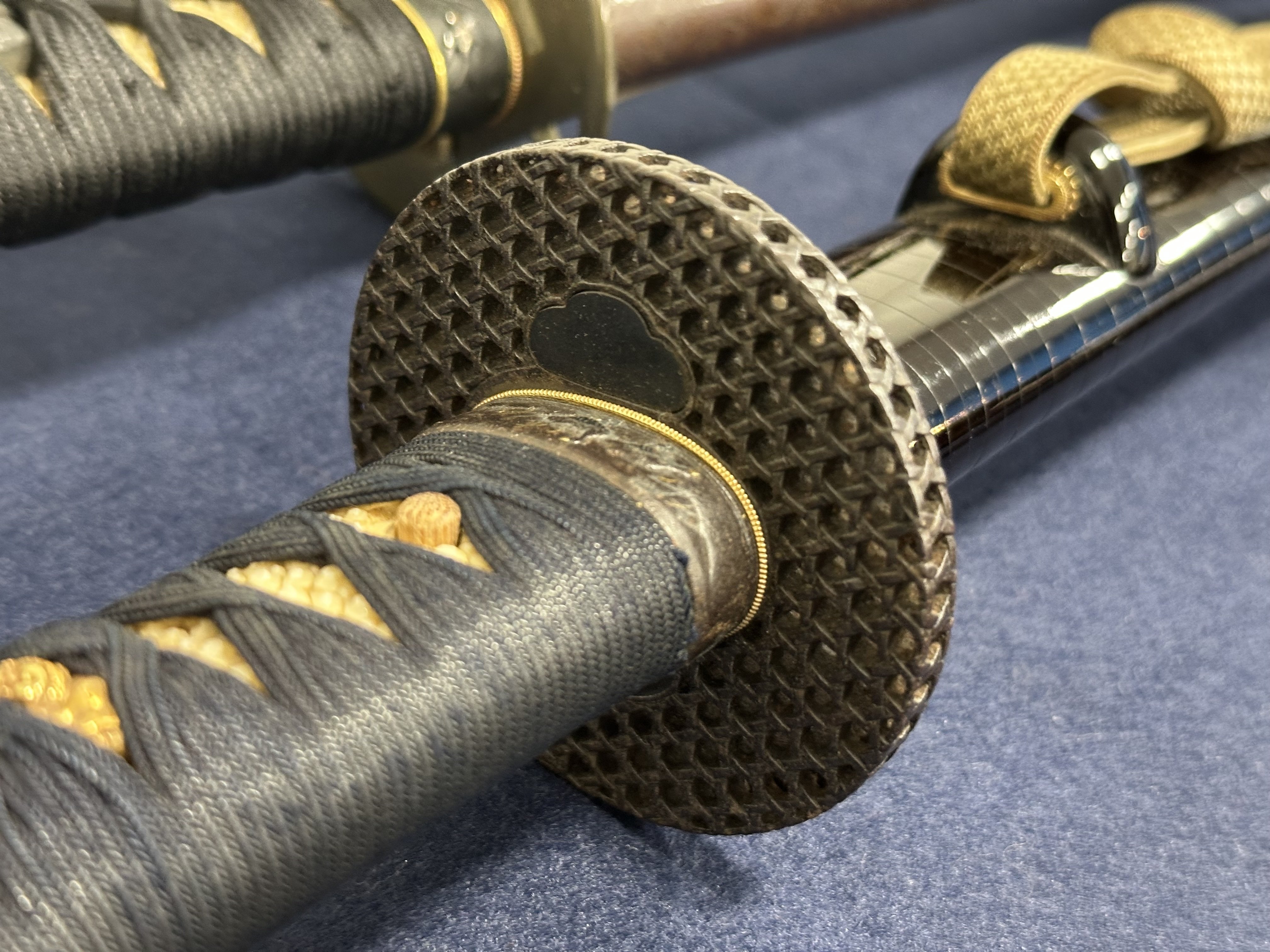 日本刀　刀装具　鉄鐔 面白い造りの鉄鐔｜刀箱師の日本刀ブログ 中村圭佑