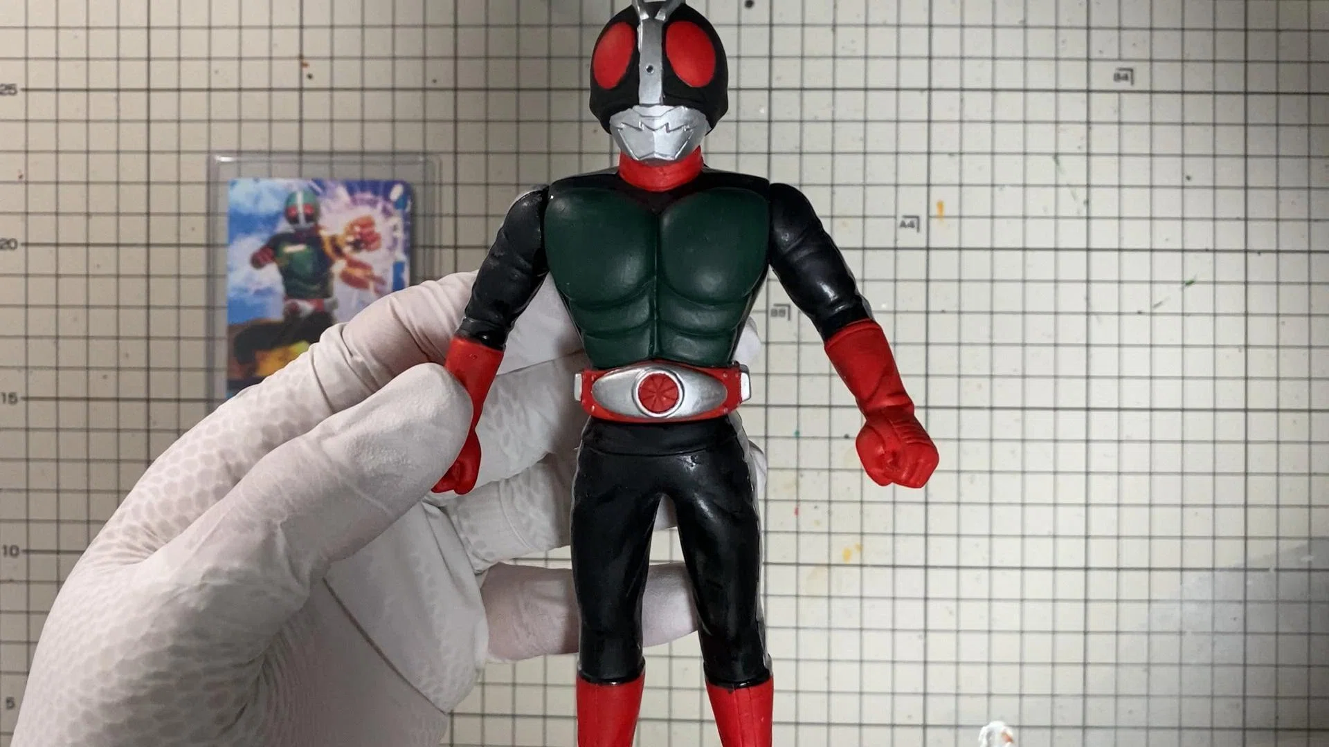 ビックサイズソフビ リペイント旧2号 遊びの記憶を彩る色――仮面ライダー2号、ソフビ再生の筆跡｜筆塗りーず