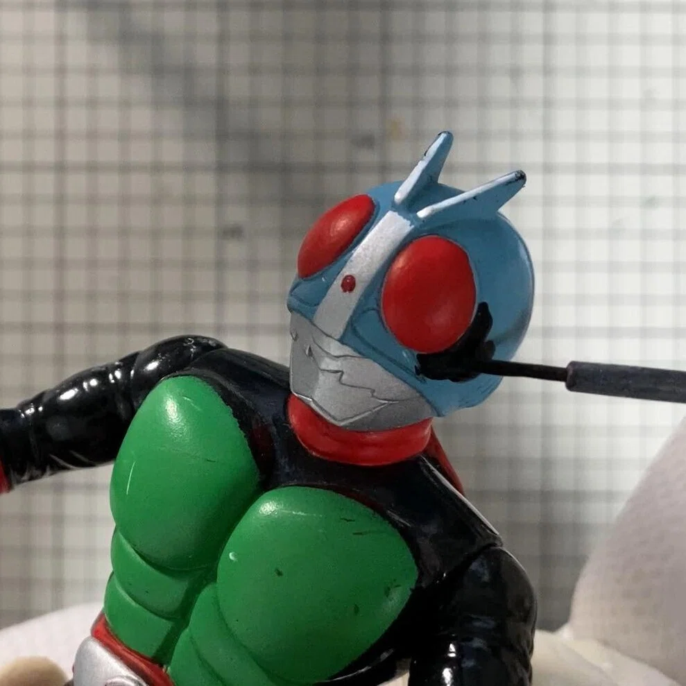 遊びの記憶を彩る色――仮面ライダー2号、ソフビ再生の筆跡｜筆塗りーず