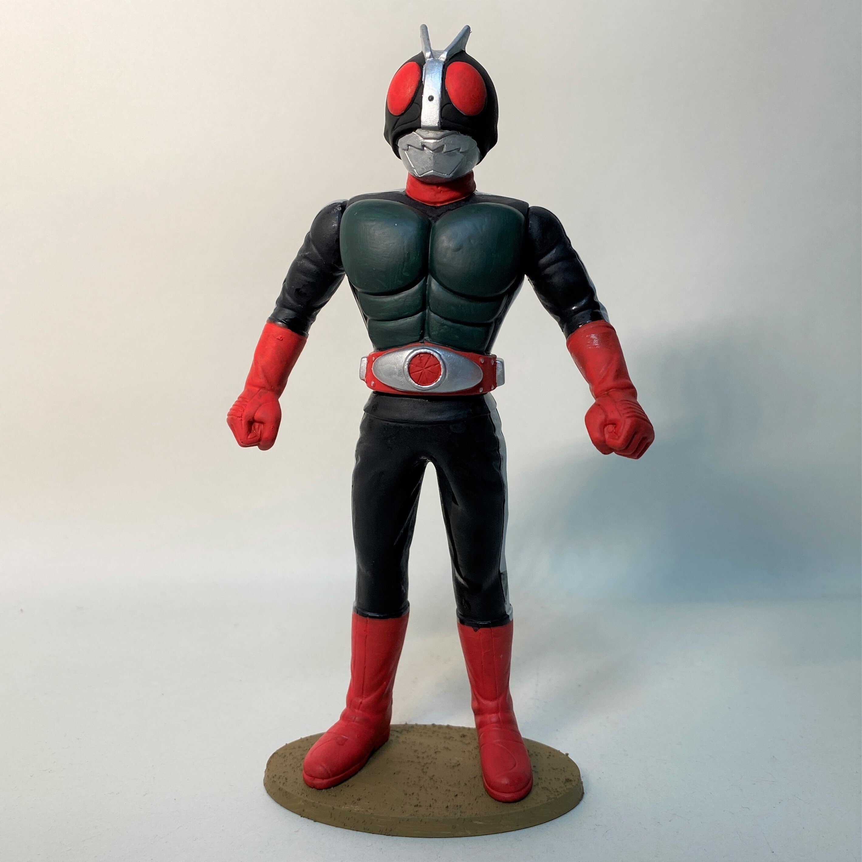 遊びの記憶を彩る色――仮面ライダー2号、ソフビ再生の筆跡｜筆塗りーず