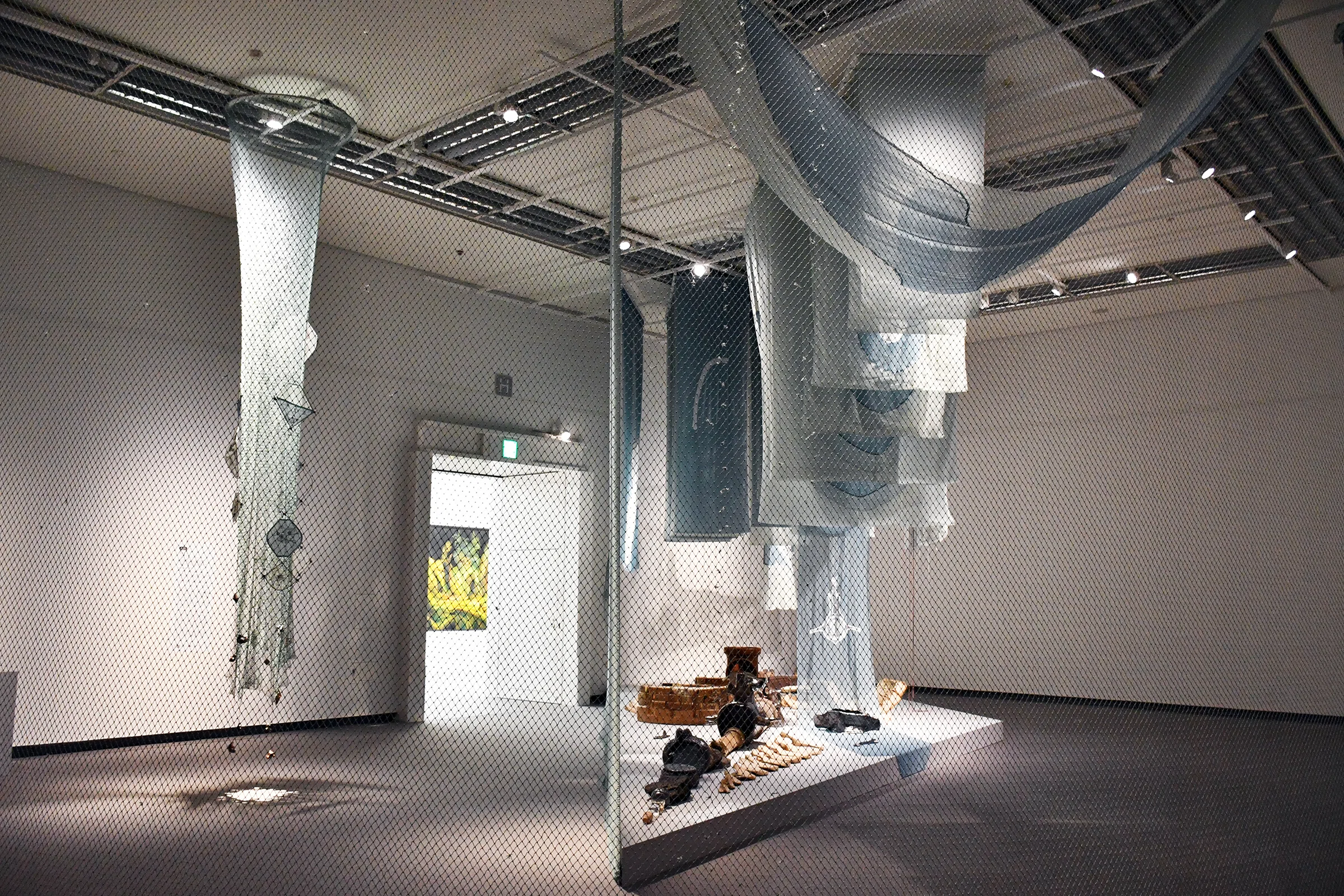 あいち2025：作品を解く（2） とらわれた網の中、この海からあの海へ