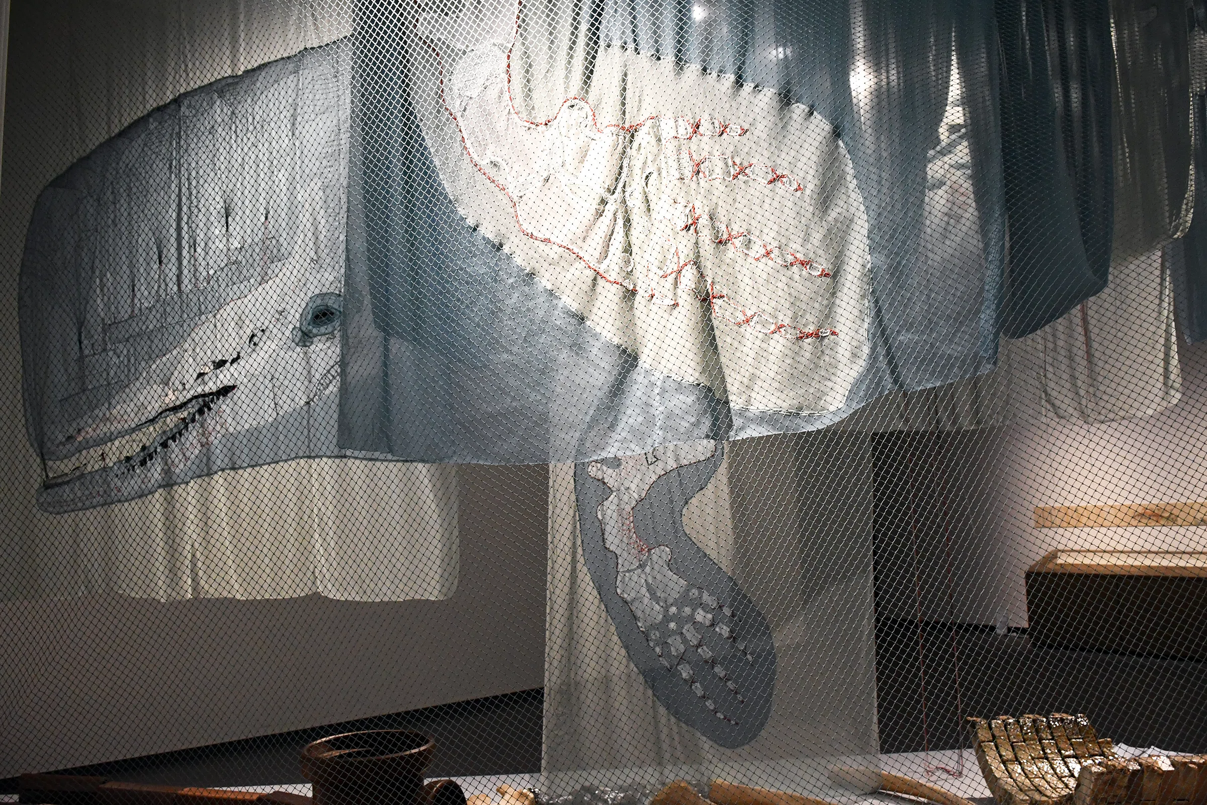 あいち2025：作品を解く（2） とらわれた網の中、この海からあの海へ