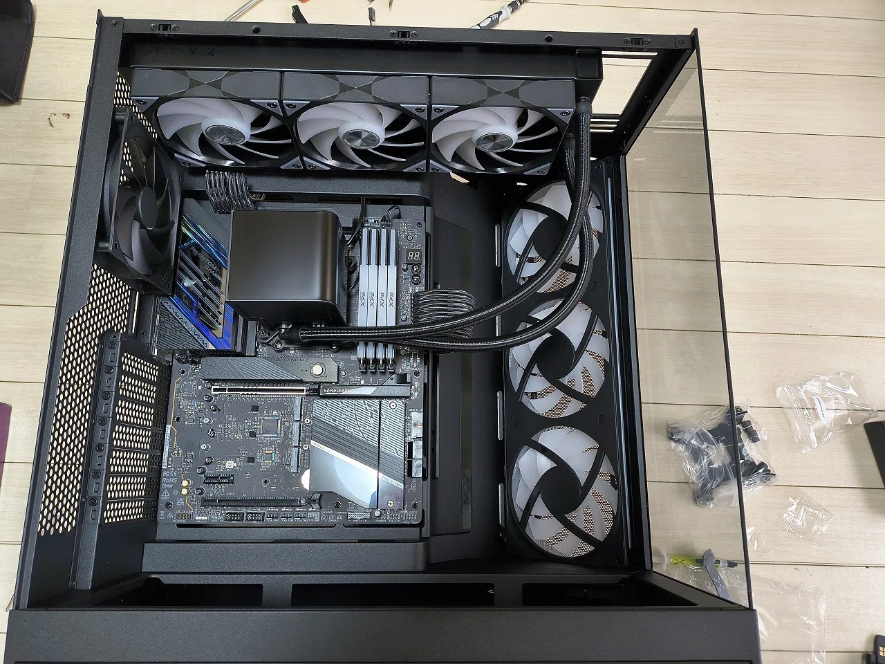 特徴的なファン角度に信頼感：NZXT H9 Flow RGBと仲間たち｜香月聡司