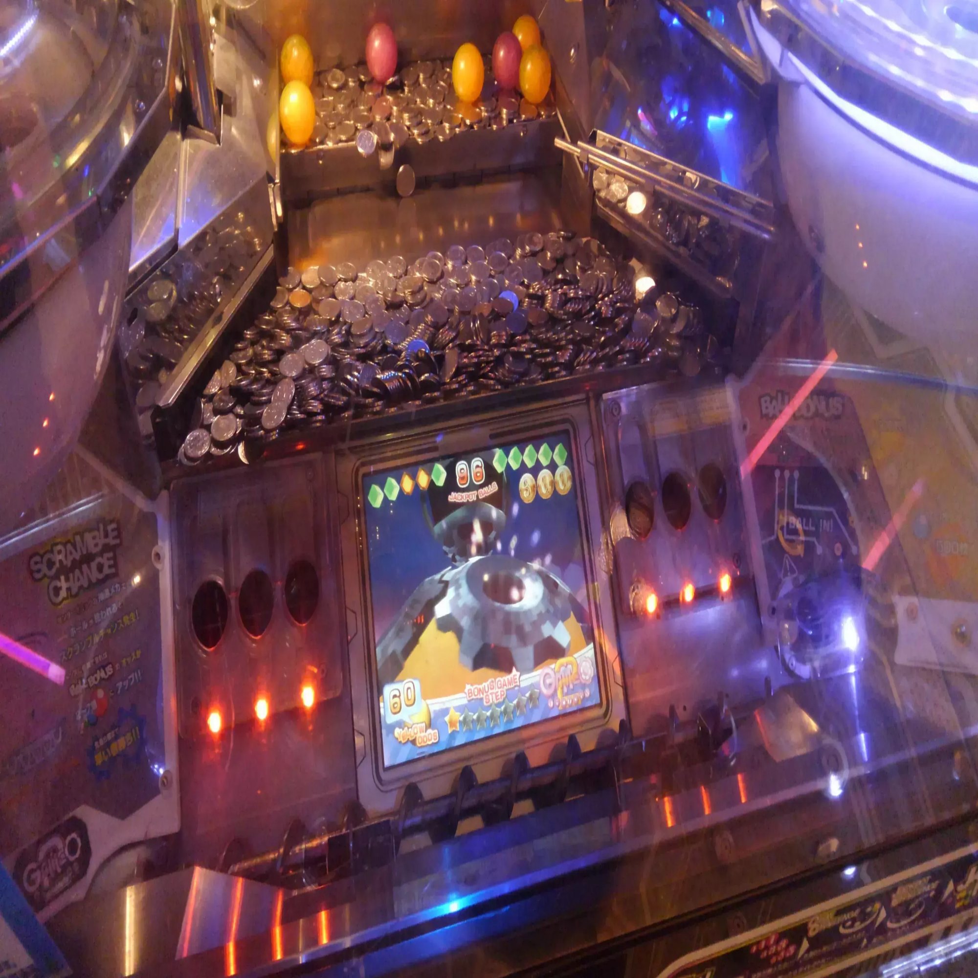 メダル落としの深淵】なぜ「あと一枚」で絶対に落ちないのか？メダルを左右に分ける魔の三角形と熱狂の秘密｜Akira