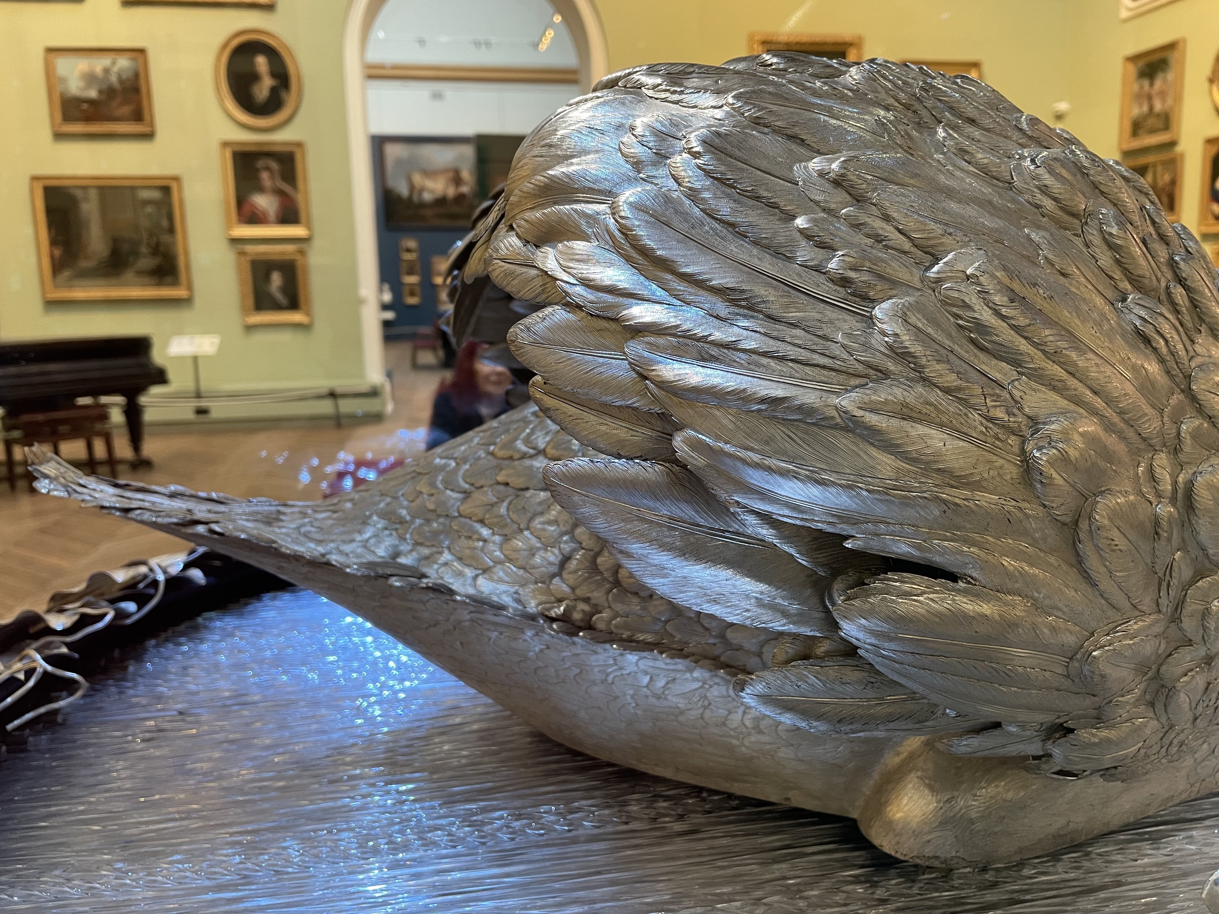 250年前に作られた13キロの銀シルバーを使った白鳥｜海南_古い家_