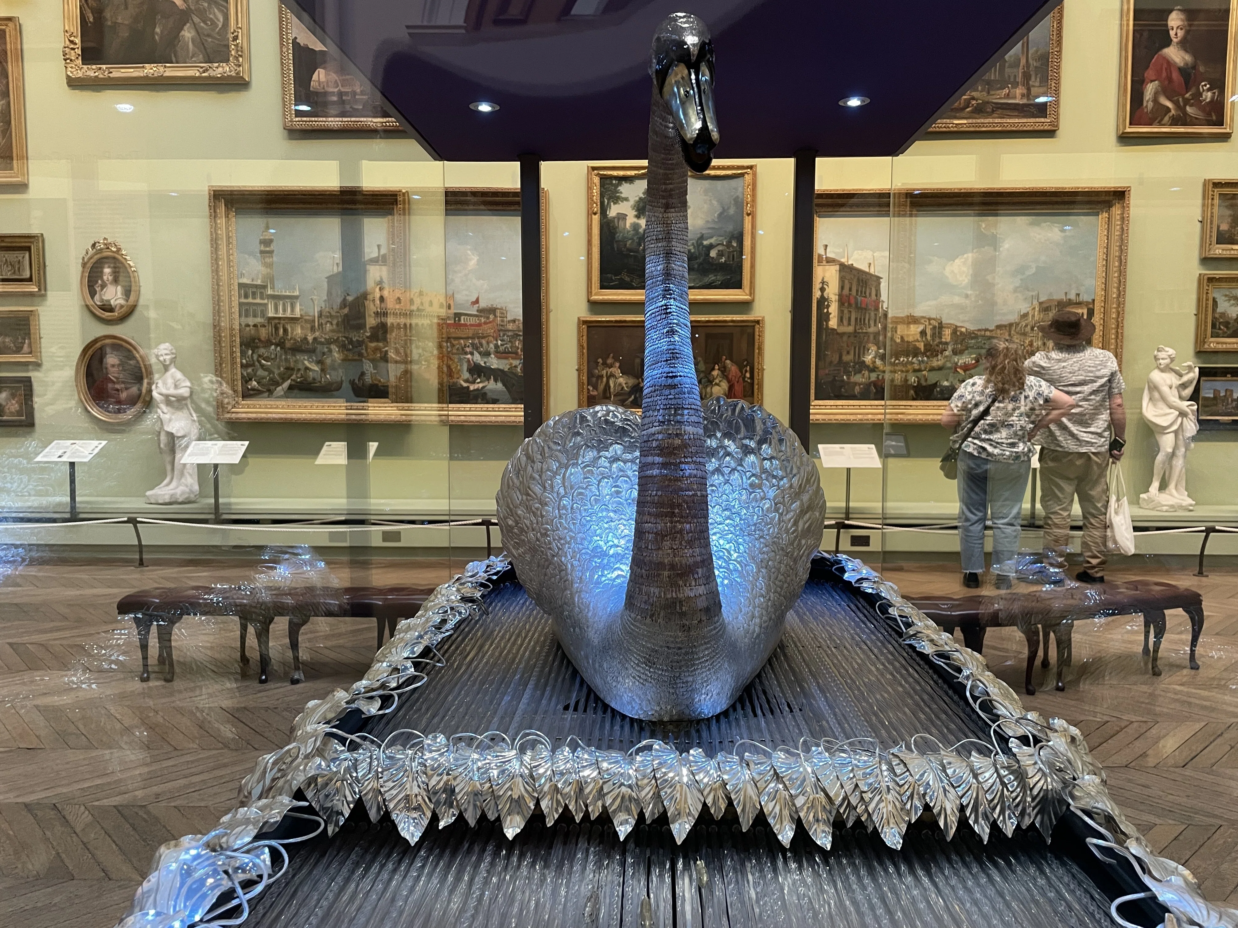 250年前に作られた13キロの銀シルバーを使った白鳥｜海南_古い家_