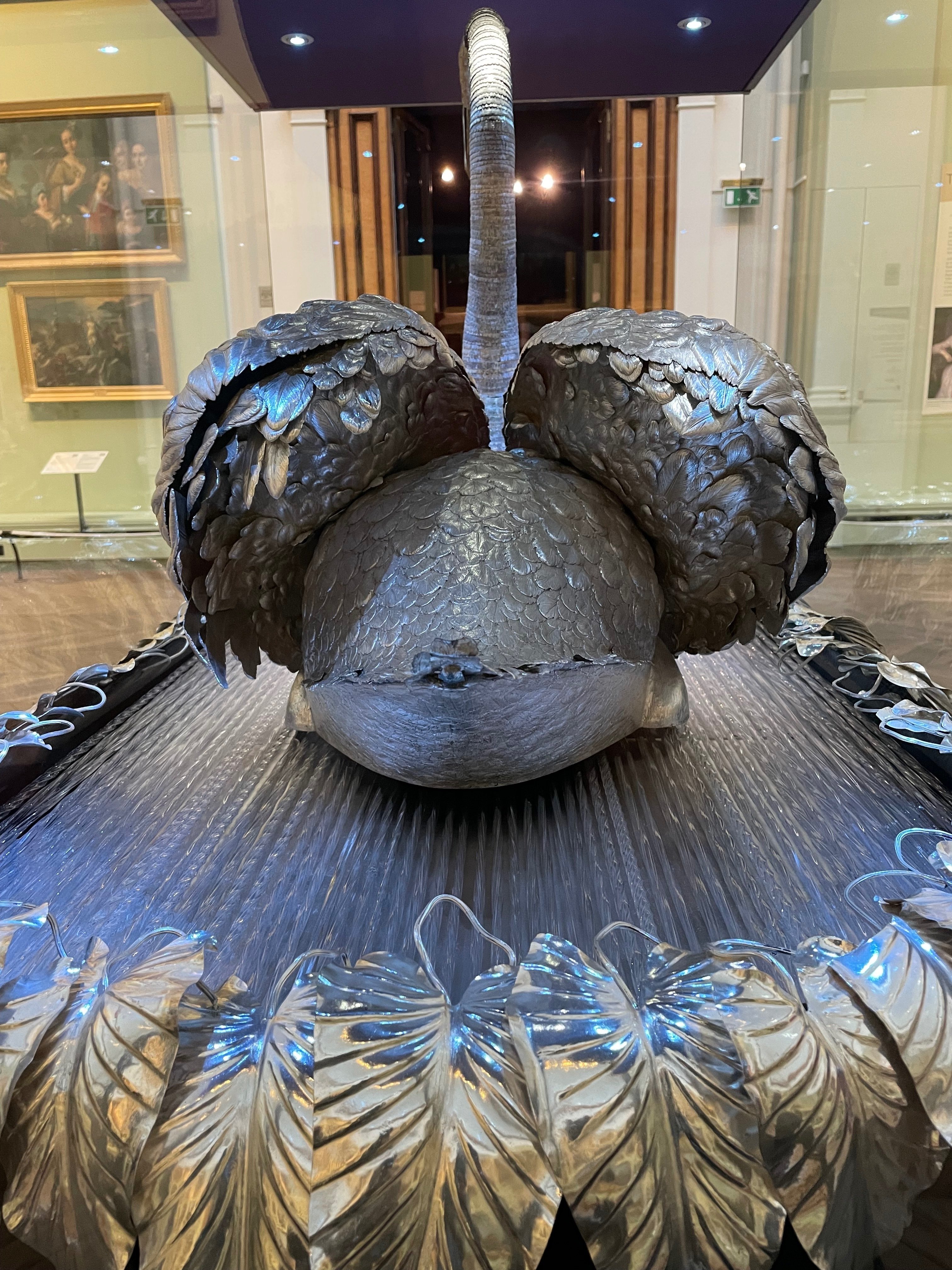 250年前に作られた13キロの銀シルバーを使った白鳥｜海南_古い家_