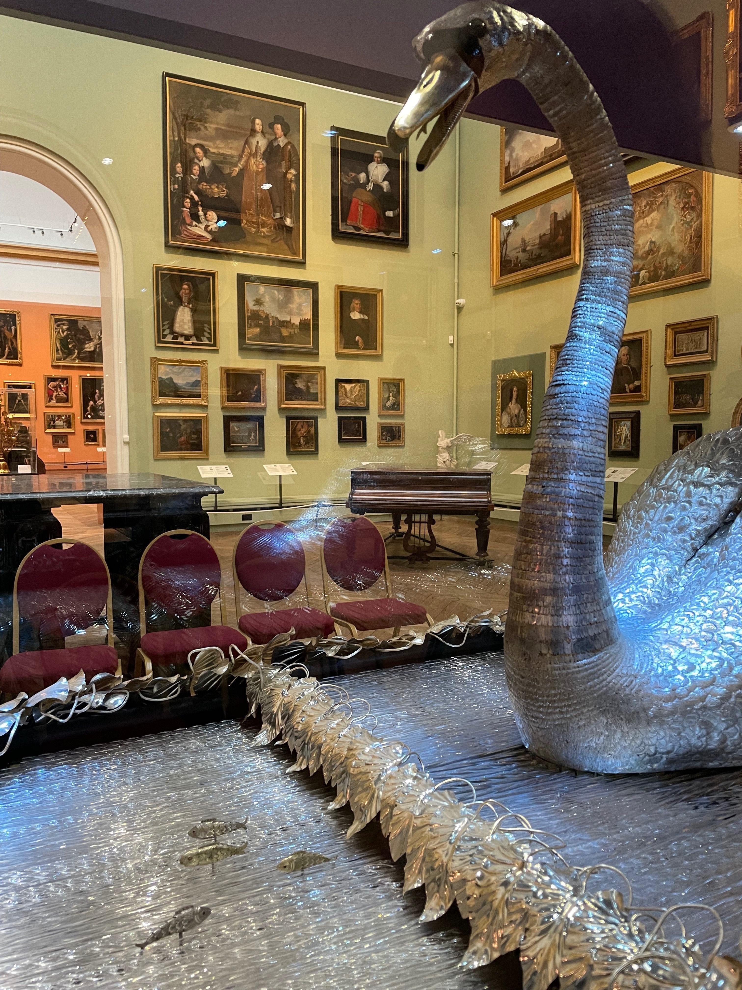 250年前に作られた13キロの銀シルバーを使った白鳥｜海南_古い家_