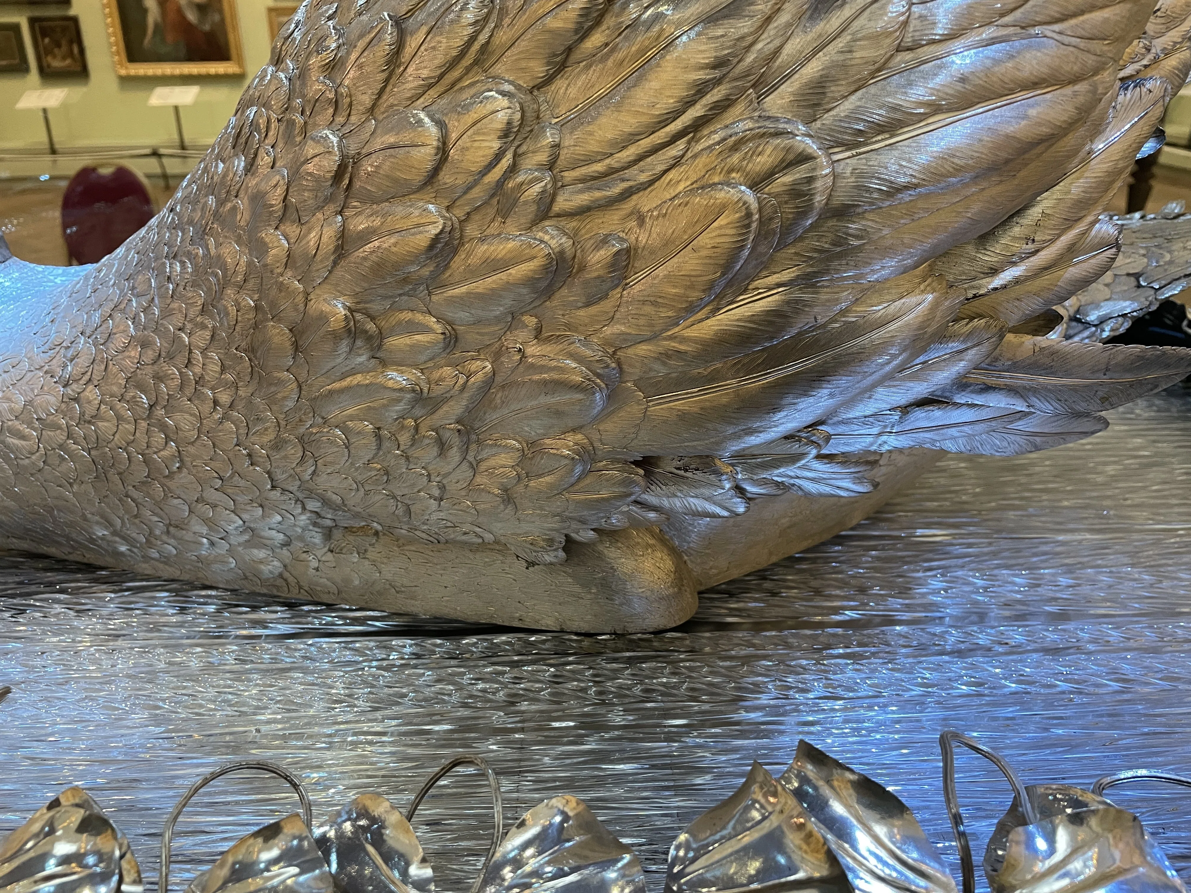 250年前に作られた13キロの銀シルバーを使った白鳥｜海南_古い家_