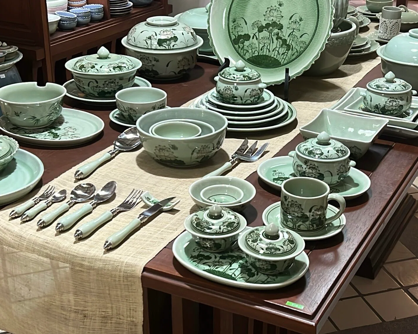 バーン・セラドンBaan Celadon タイ セラドン焼き バーンセラドン工房訪問 （タイ・セラドン焼き） | 四季折折鎌倉の店主