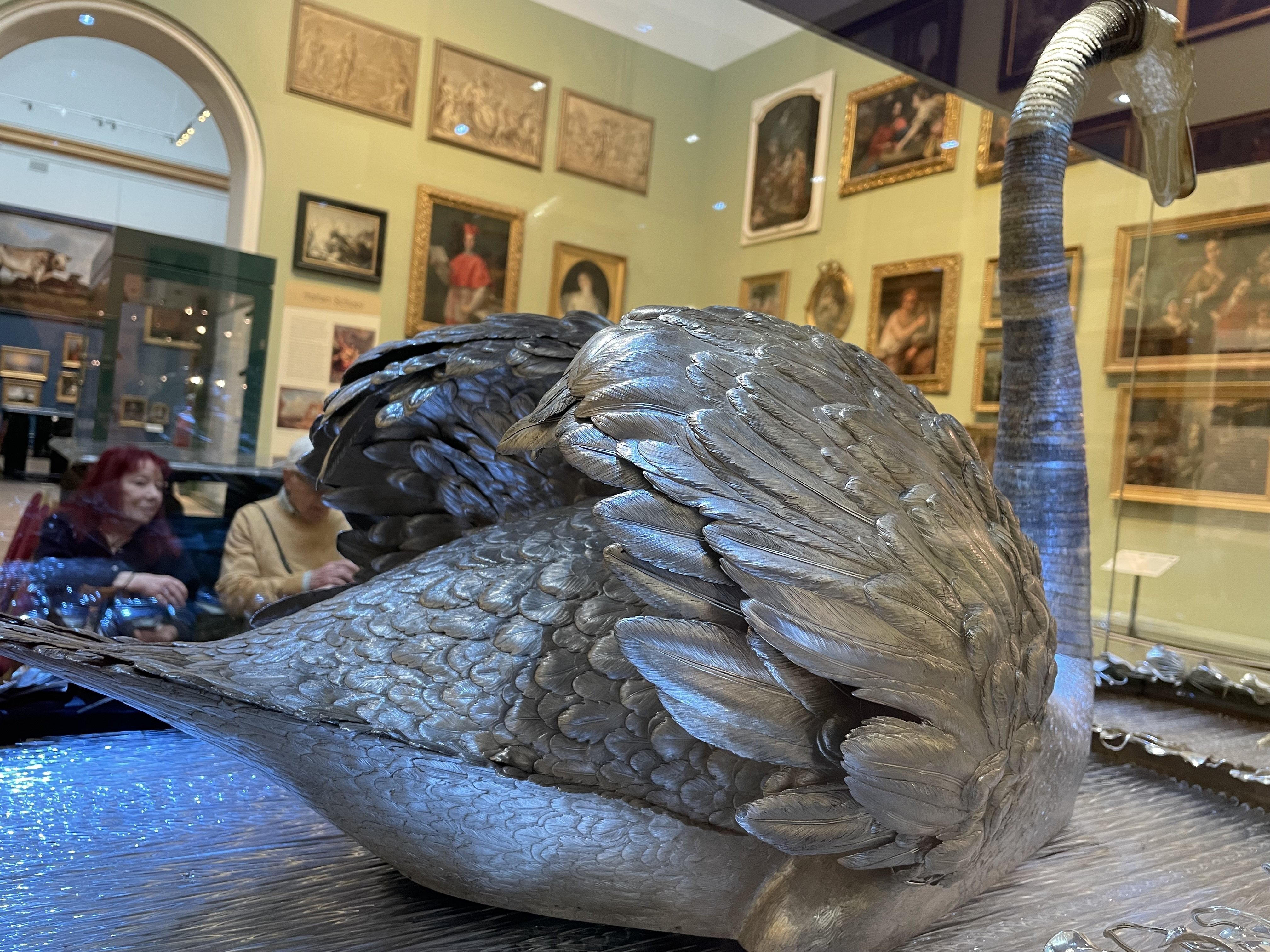 250年前に作られた13キロの銀シルバーを使った白鳥｜海南_古い家_