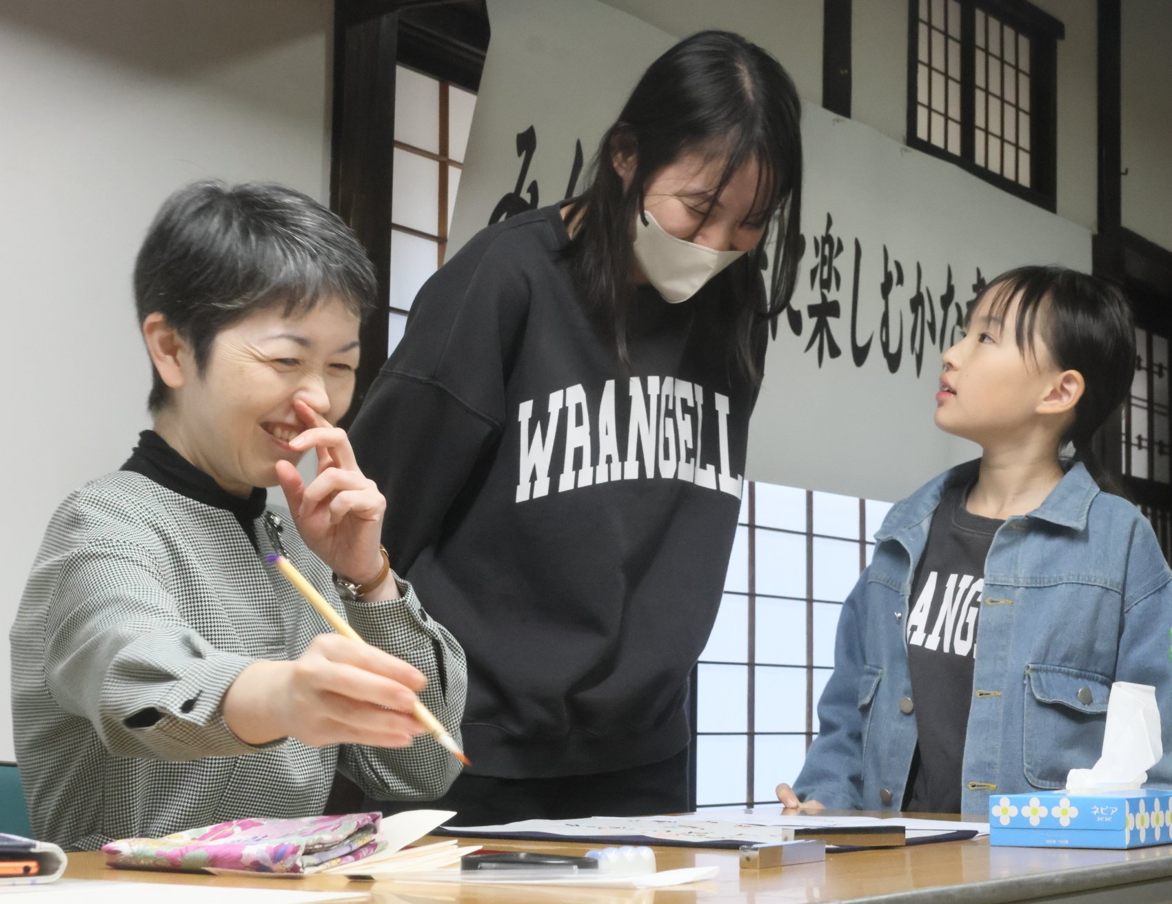 かな書道 笑顔で楽しむ／仲田光成さん出身の竹野で初開催／「あきつ会