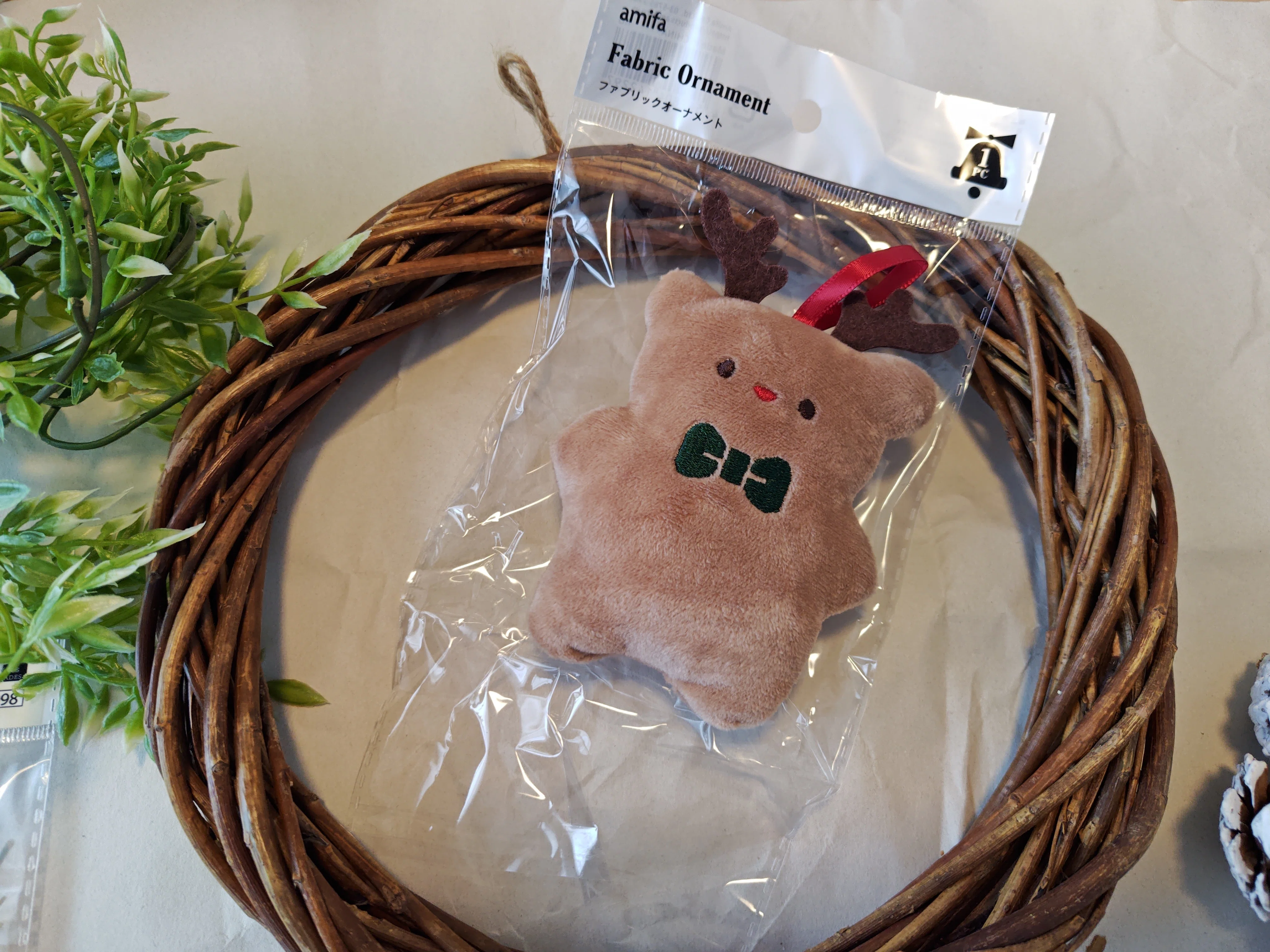 I tried making a Christmas wreath with materials from the 100-yen