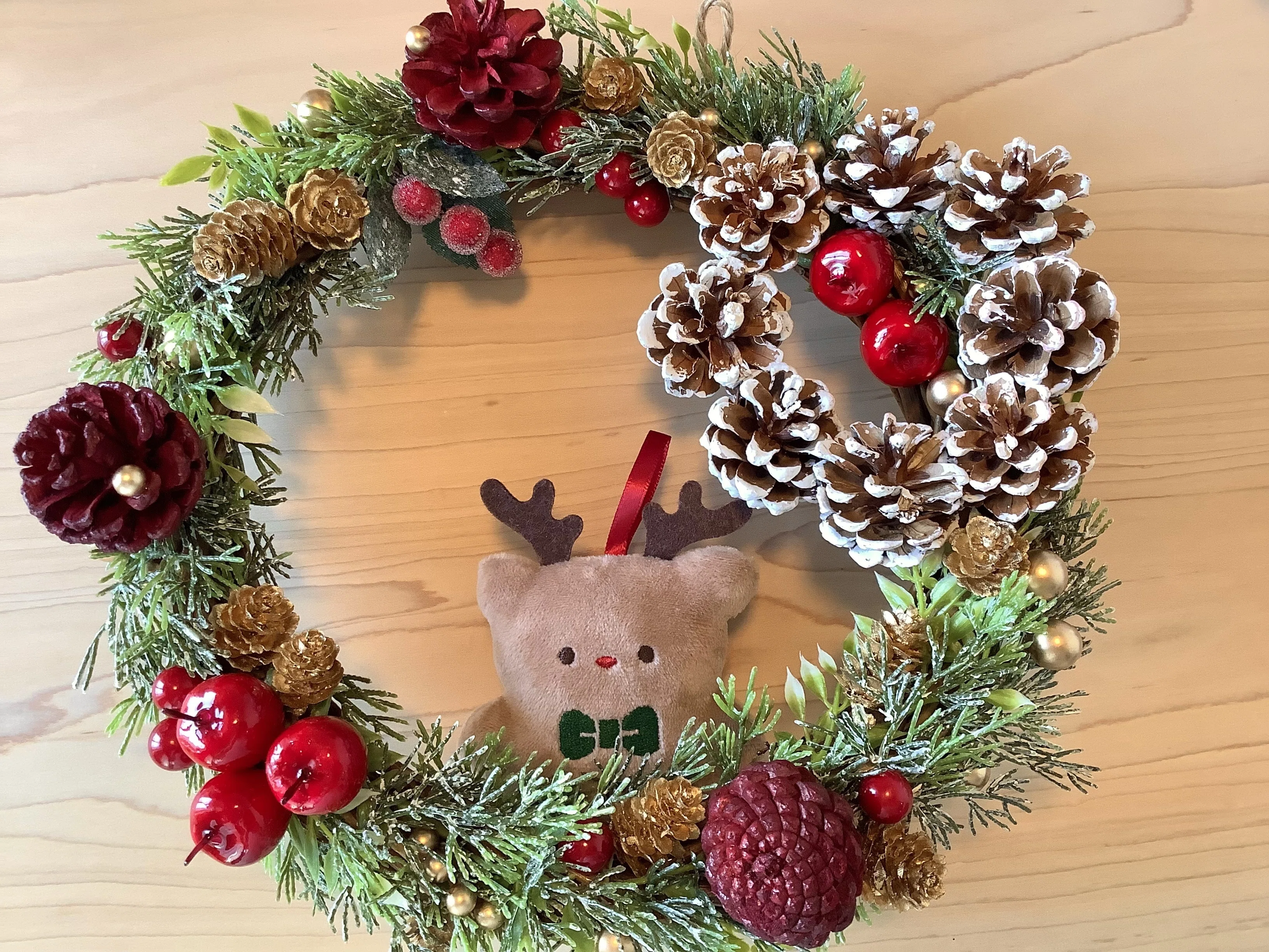 I tried making a Christmas wreath with materials from the 100-yen
