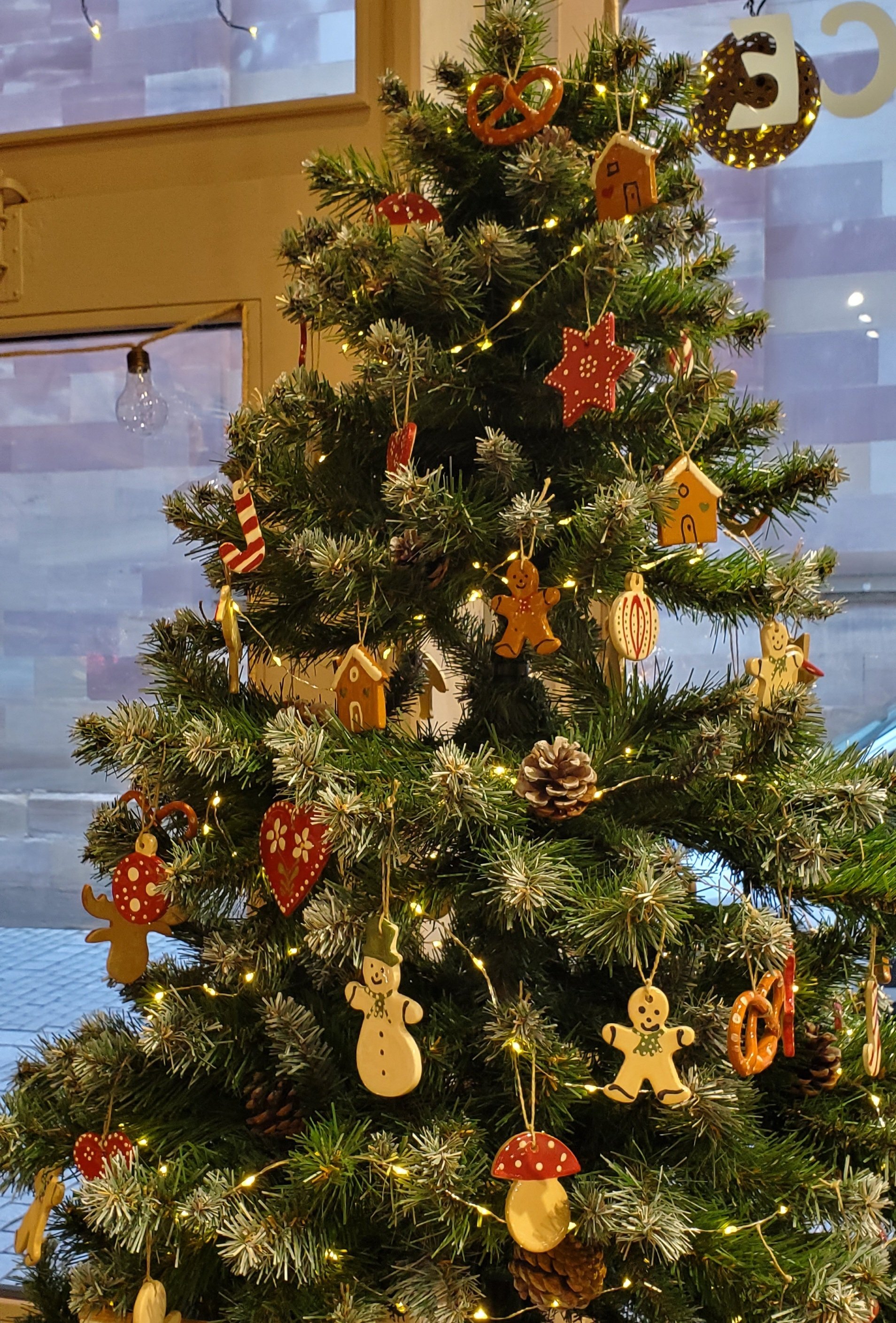 Strasbourgでスフレンハイム焼き（アルザス陶器）のクリスマス