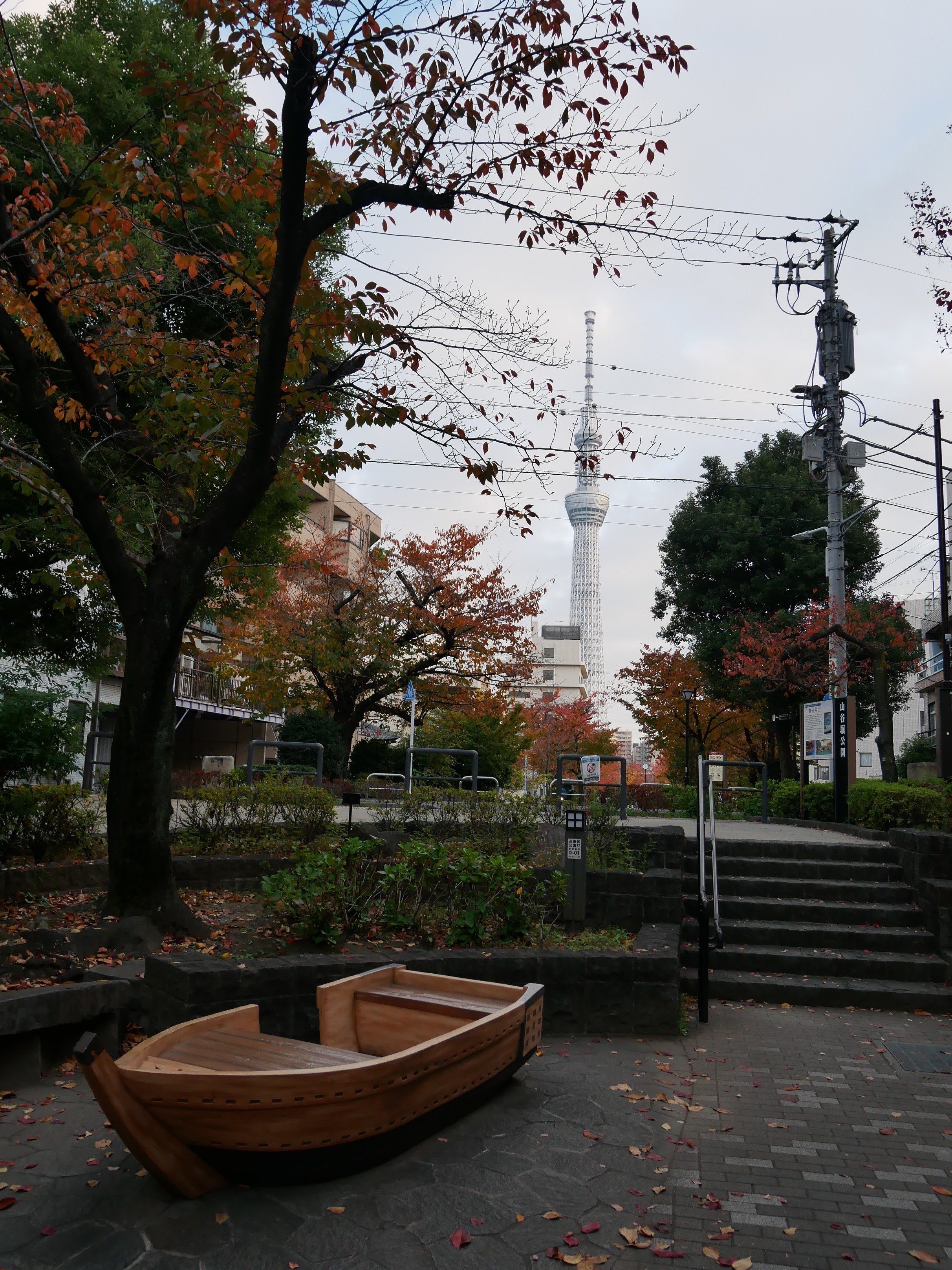 636 夕暮れ時の奥浅草 招き猫のふるさとをスカイツリーをながめつつ