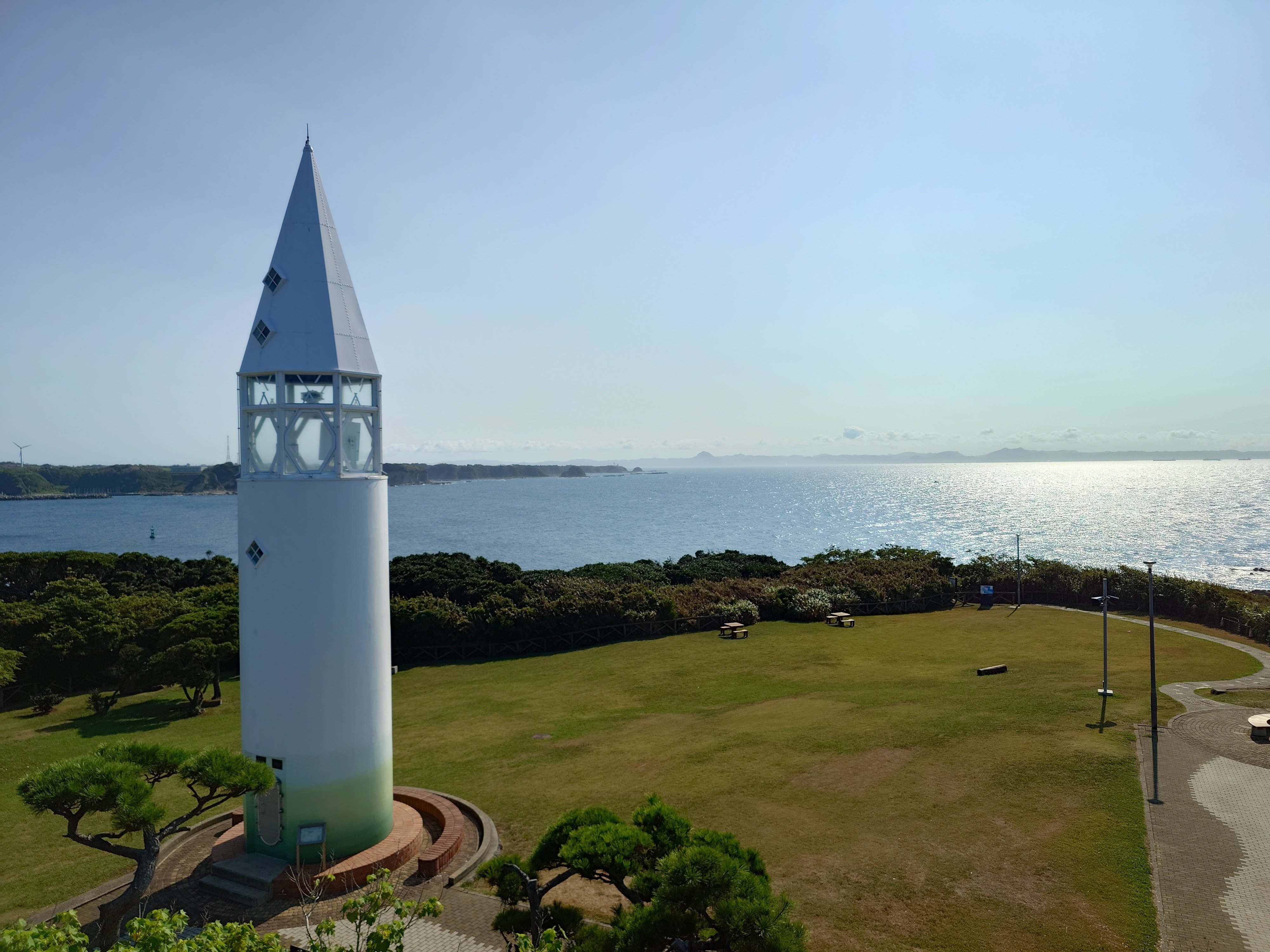 三浦半島の端・三崎の城ヶ島公園から太平洋を望む。彼らが目指した自由で広い大海原。（令和7年夏撮影）
