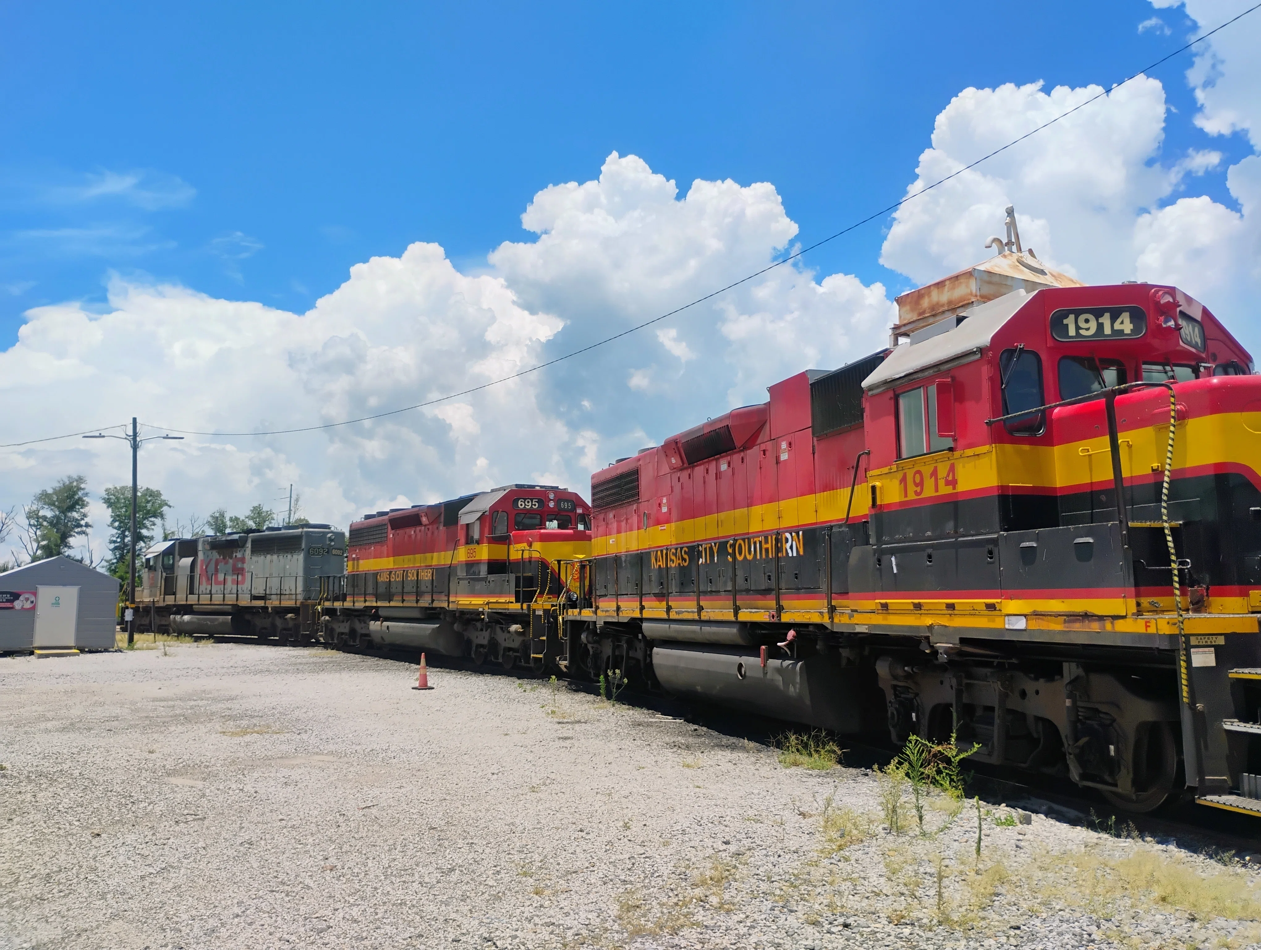 ミシシッピ南側に入って、Gulfport 港と貨物列車を見てみるだ