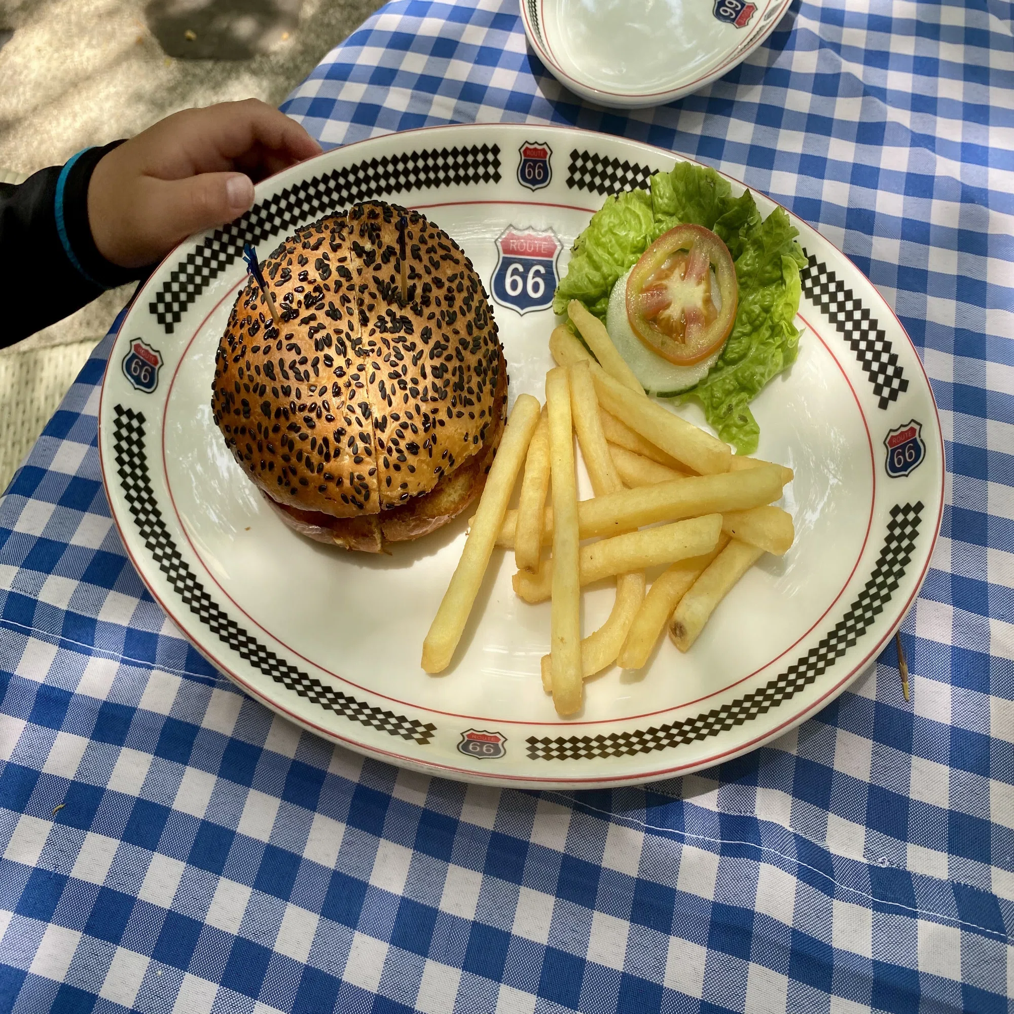 セブ旅行2025】プランテーションベイ(4)ハンバーガーの美味しいROUTE66 