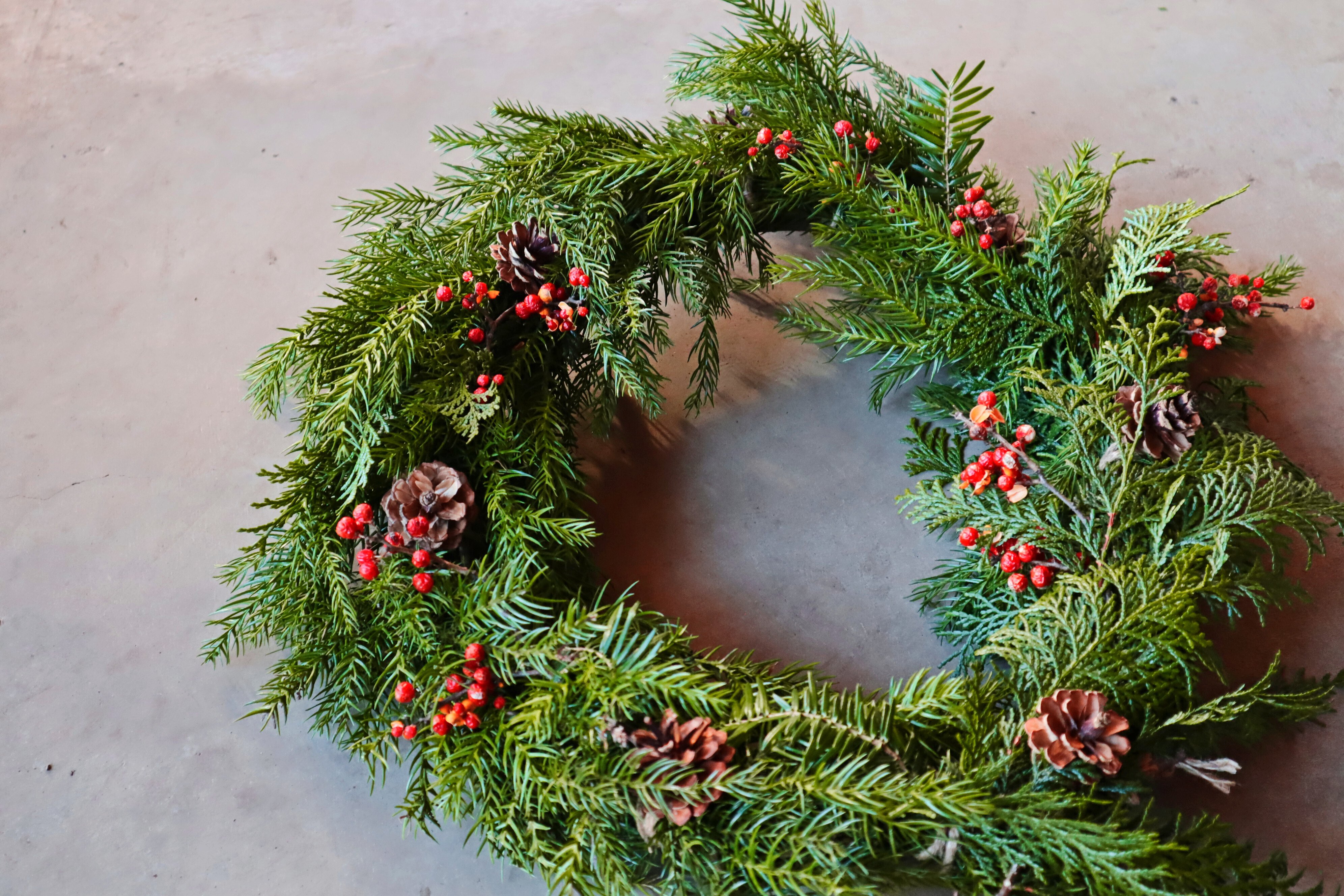 山暮らし 自然素材リース 森と暮らし事典】冬を彩る森のクリスマスリース｜やまとわ｜森をつくる