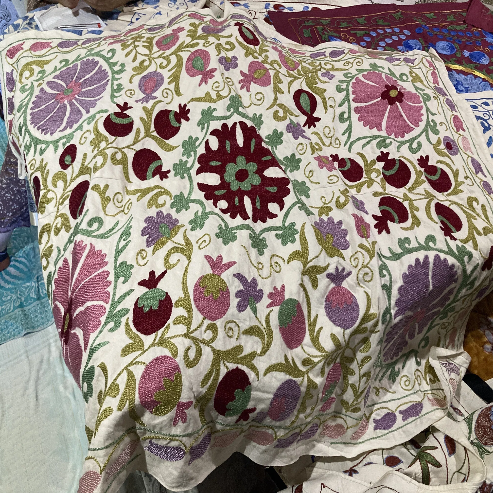 ウズベキスタン刺繍布スザニ｜値段・デザイン・インテリア活用法を旅行 