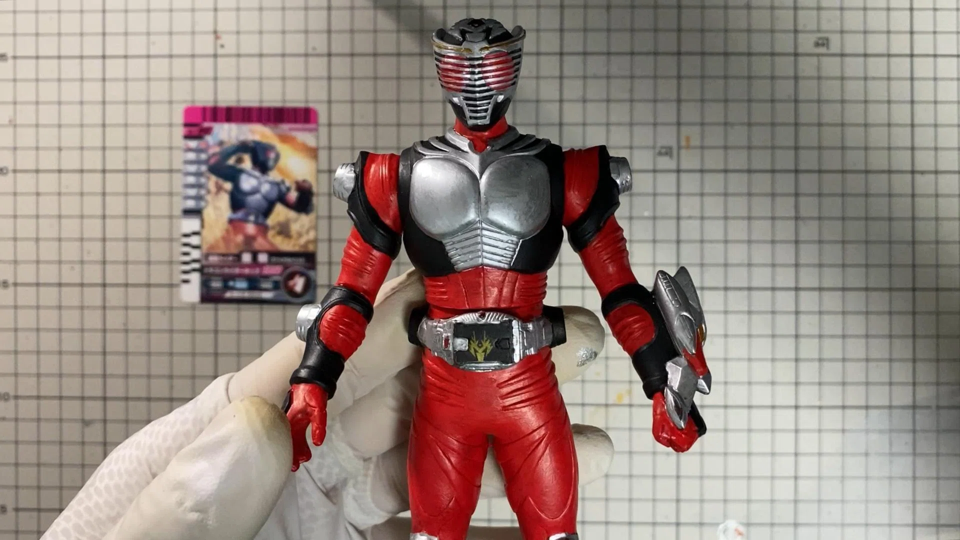 赤い記憶を塗り重ねて──仮面ライダー龍騎、再び色づく瞬間｜筆塗りー 