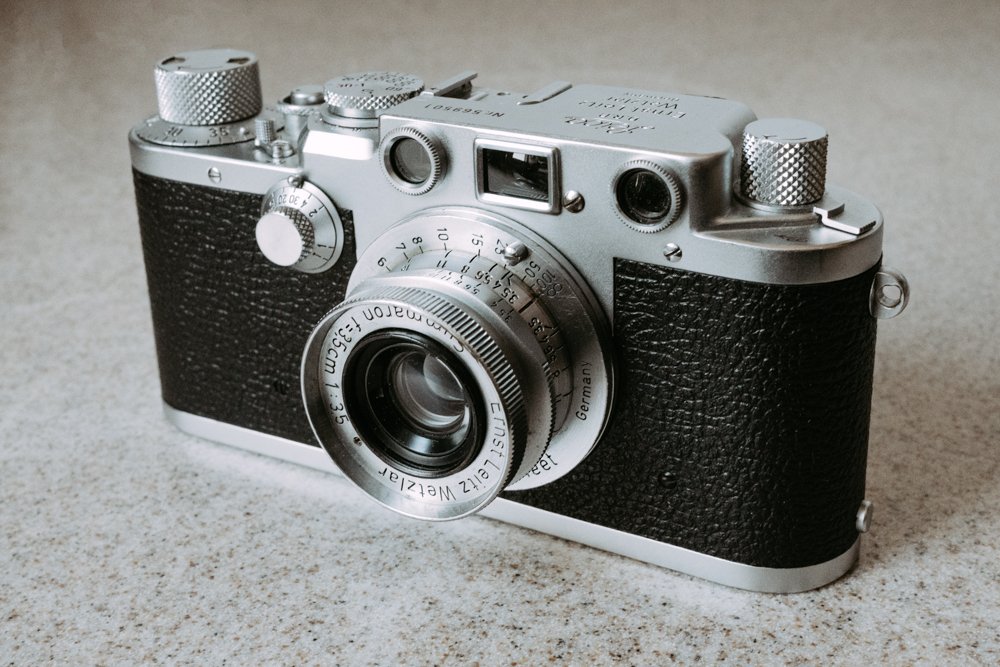 「カメラすき♥️マロン」 フィルムカメラ IIIf と ズマロン 35mm で新宿駅西口周辺を撮影｜koresaka