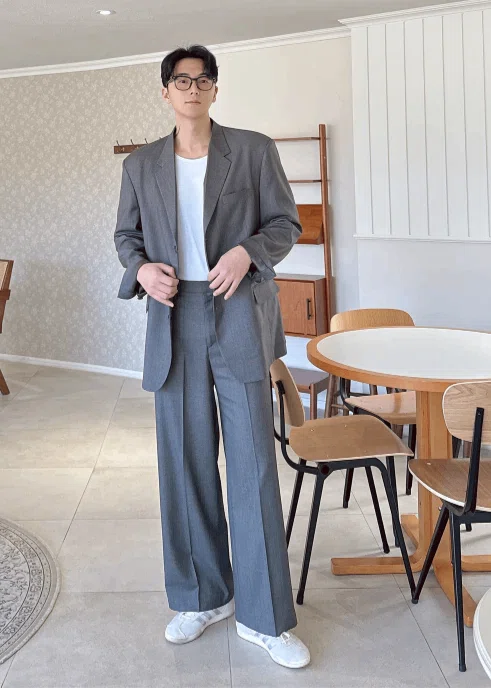 A Korean-inspired gray set: A clean-cut outfit with a minimalist jacket and wide-leg pants