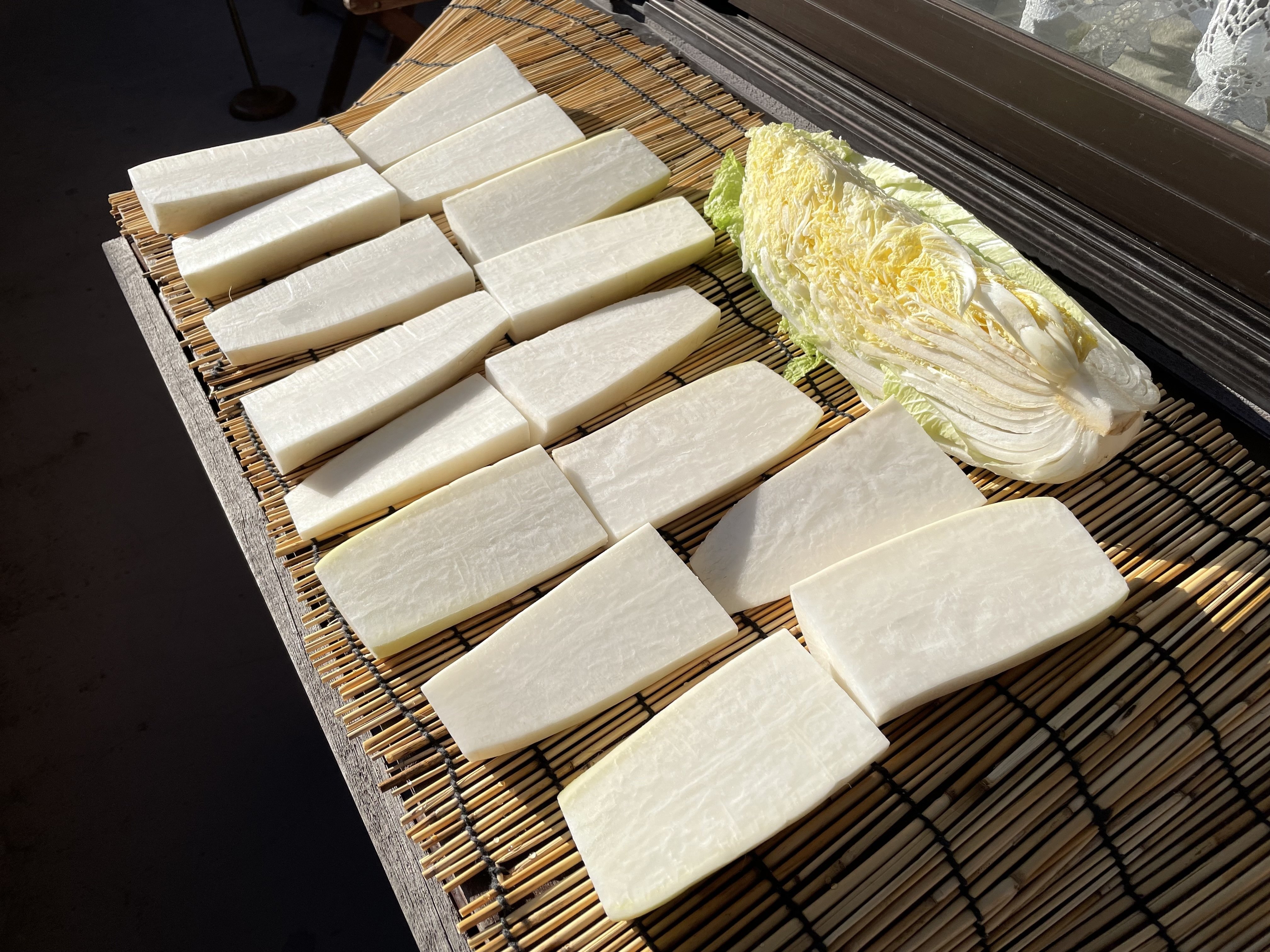 大根干すとこから沢庵作りをやってみる｜おかんのごはん_いとうまさえ