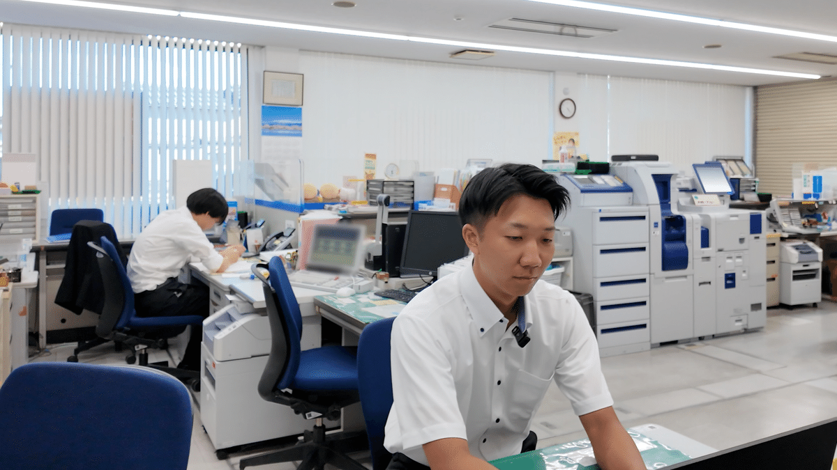 支店に戻れば、相談業務や書類確認など、丁寧な対応を重ねます