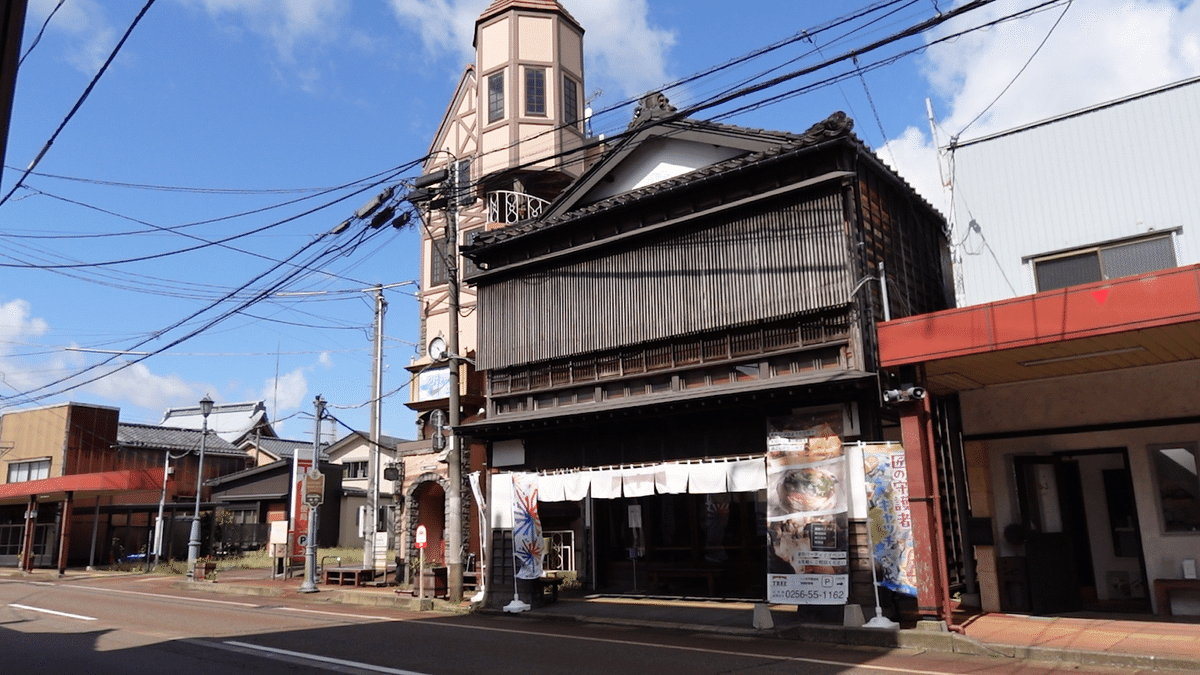 商店街の中でひときわ目を引くTREE。ここから若者たちの挑戦が始まります