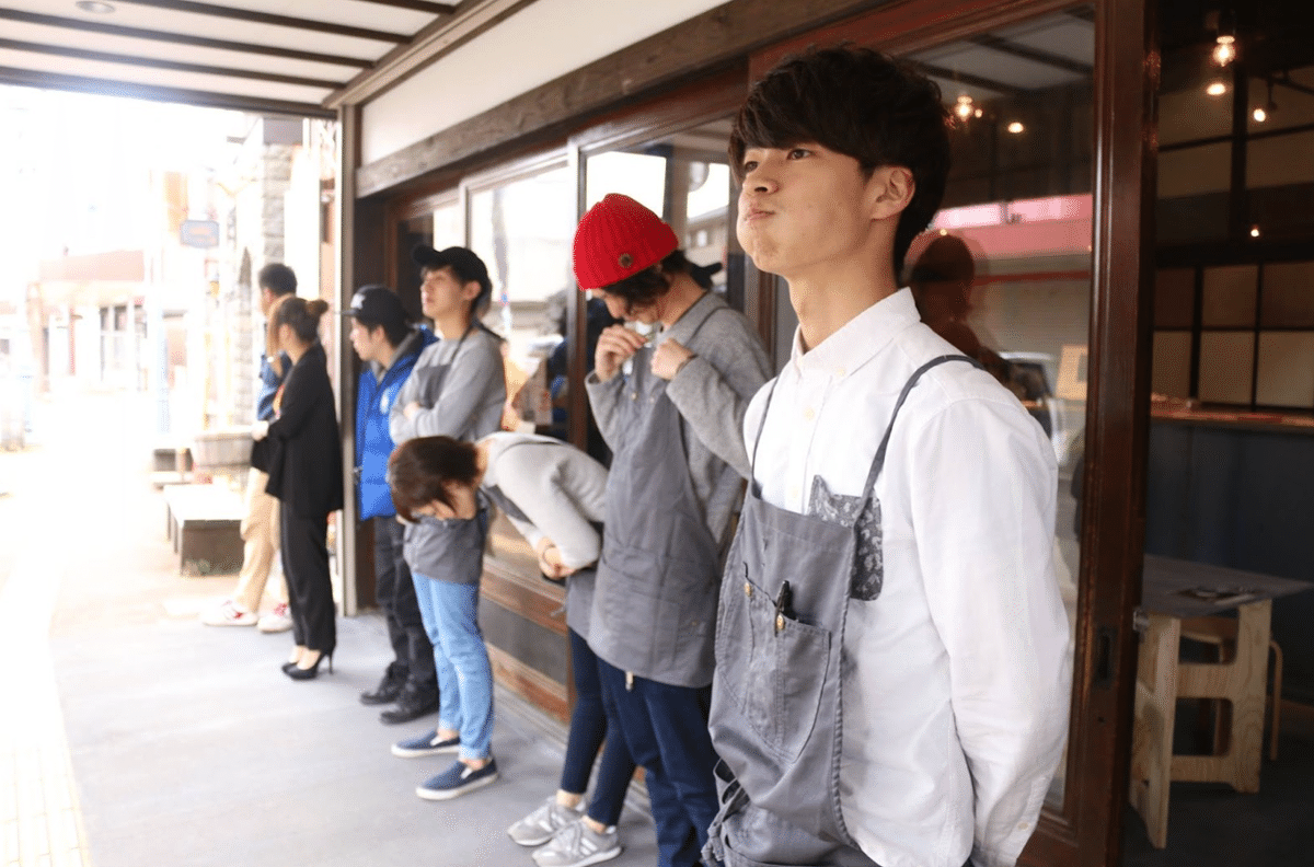 若き日の中川さん(写真右)。商店街での挑戦はここからスタートしました